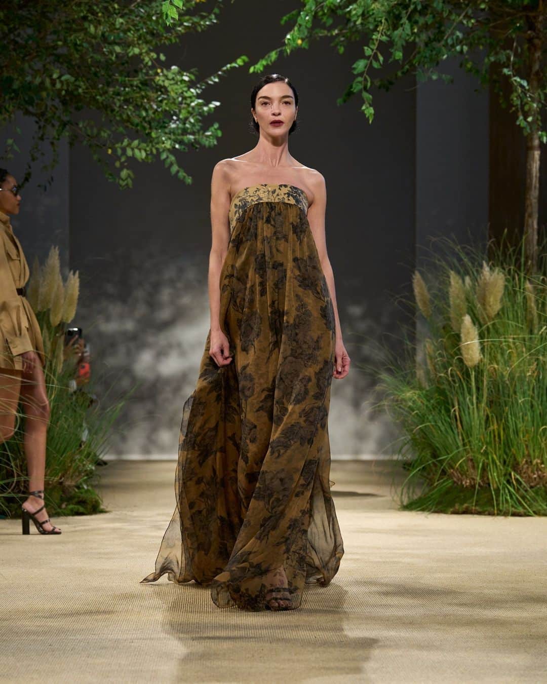 マックスマーラのインスタグラム：「Inspired by the creative pursuits and empowering dedication of the Women's Land Army. Experience the #MaxMaraSS24 runway show at the link in bio. #MaxMara #MFW」