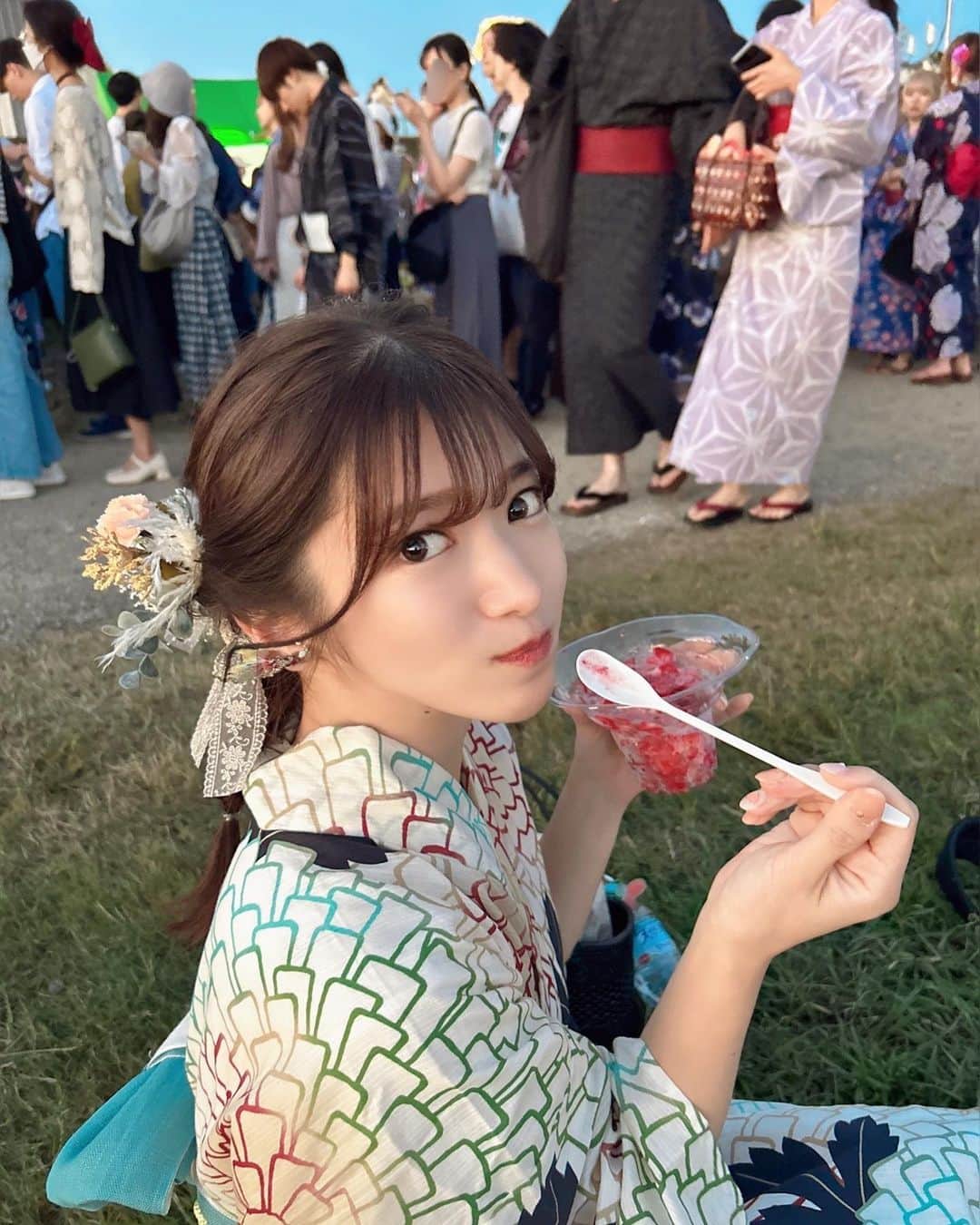 渚志帆のインスタグラム：「調布花火大会へ初めて行ってきたよ🎆  多摩川河川敷は広々としていてゆったり観れた🌼 めちゃくちゃに良かった！  今回も自前の浴衣で👘 初めてざっくり一本編み込みヘアに👱🏻‍♀️  今まで髪の毛短くてできない髪型だったから できて嬉しかったよ☀︎」