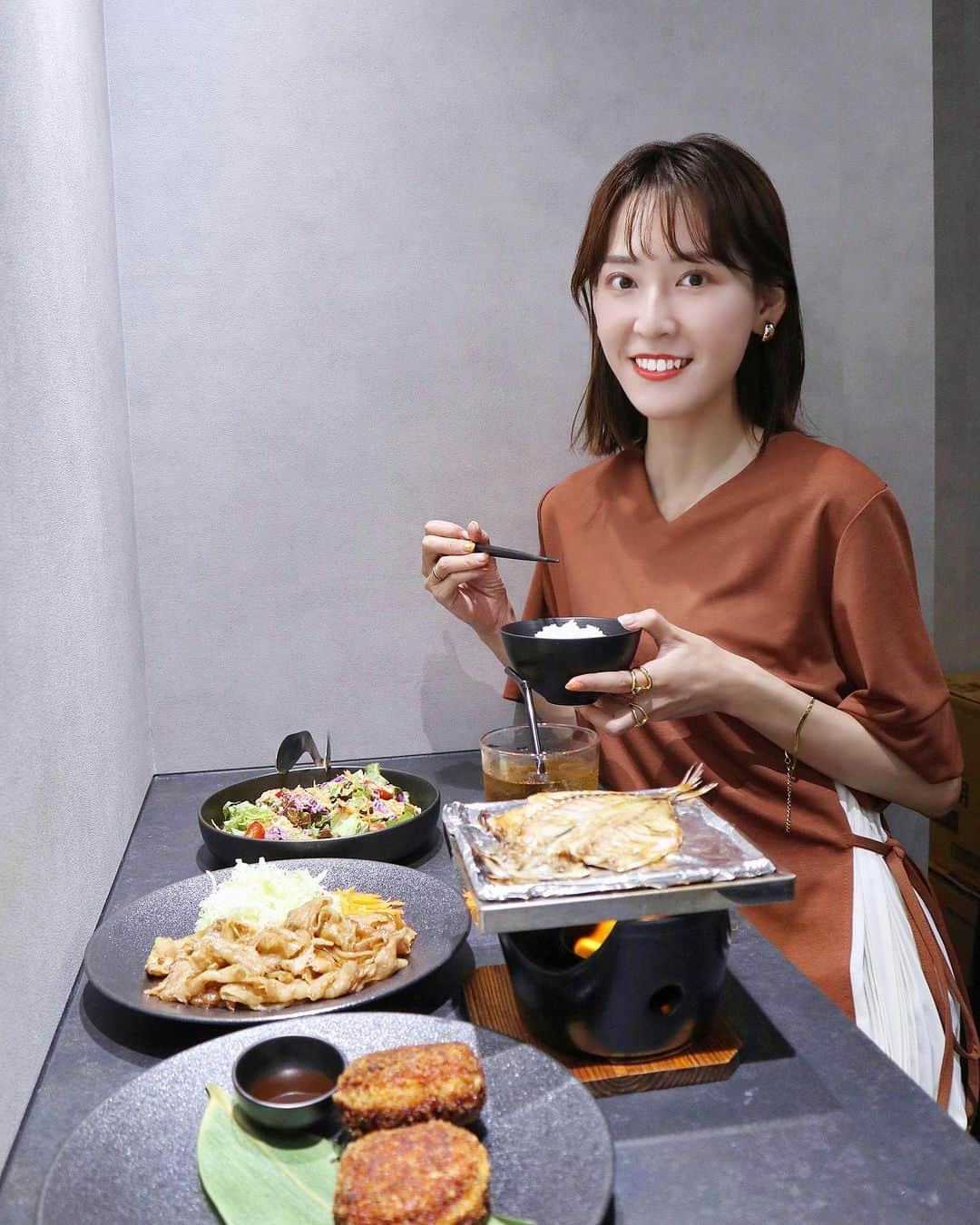 高橋晴香のインスタグラム：「健康的な外食ができる和食屋さん🥢 ⁡ ⁡ 先日、麻布十番にある安田食堂 @yasuda_shokudo でご飯食べてきた🍚 ⁡ ⁡ ここのお店、調味料と食材にこだわってて、全て一から手作りで作ってるの✨ ⁡   干物は水と塩のみで完全無添加で、身体に良いことづくし🐟 ⁡ ⁡ 頼んだメニュー♡ ⁡ ⁡ ☑︎グリーンサラダ(自家製ドレッシング) ⁡ ☑︎生姜焼き ⁡ ☑︎特選真あじ干物 ⁡ ☑︎白米 ⁡ ☑︎和豚もちぶた豚汁 ⁡ ☑︎だし巻き卵 ⁡ ☑︎メンチカツ ⁡ ⁡ しっかりボリュームもあって、どれも美味しい&身体に優しいから最高🥰 ⁡ ⁡ 生姜焼きのお肉の柔らかさといい、豚汁の具だくさんといい大満足😋 ⁡ ⁡ 店内は黒を基調としていて落ち着ける雰囲気 でお店の方の優しい人柄にも癒されたよ🫶 ⁡ ⁡ この日はディナーで行ったけど、次はランチで行きたい☺️🍽️ ⁡ ⁡ #安田食堂 #麻布十番グルメ #麻布十番ランチ #麻布十番ディナー #六本木グルメ #六本木ランチ #六本木ディナー #定食ランチ #定食屋さん　#豚汁定食  #お一人様ディナー」