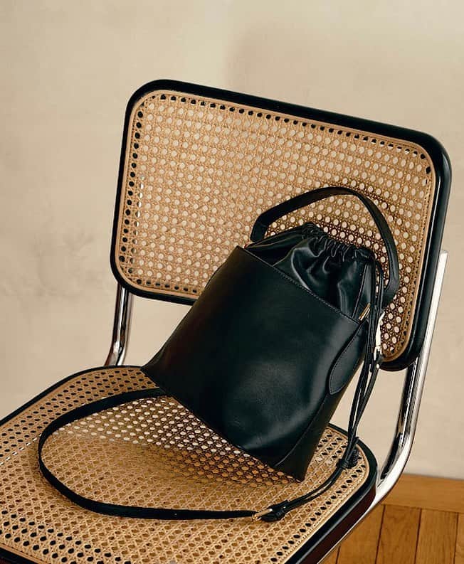 gallardagalanteのインスタグラム：「. NOVIAのバケットバッグ。 マチもあり巾着型で使いやすい。 ジャケットスタイルやコートスタイルにもマッチ。 秋のお出かけにおすすめ。  BAG ￥46,200- NOVIA  #gallardagalante #ガリャルダガランテ  #ノヴィア #novia #秋小物 #bag #black」