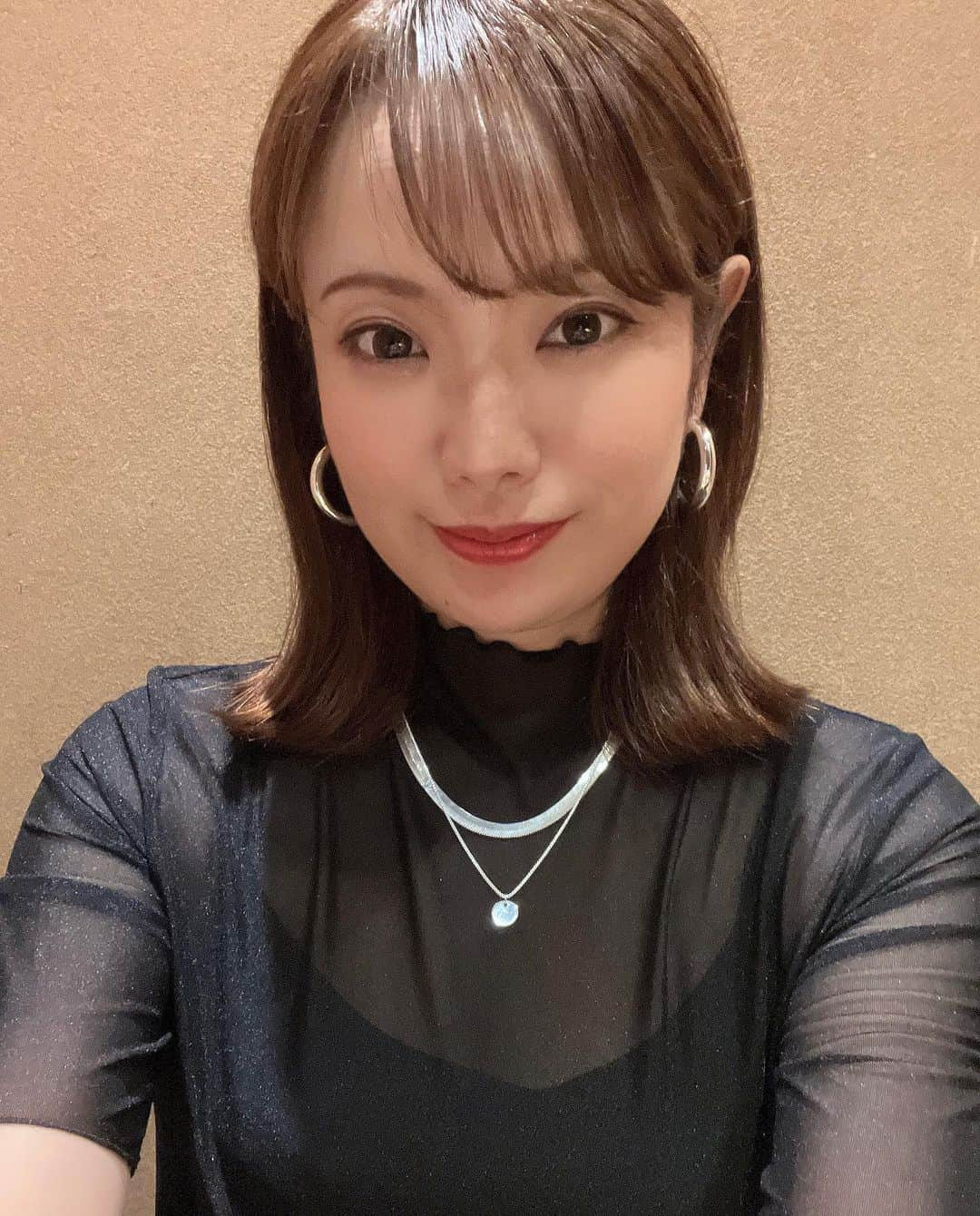 SHUUBIさんのインスタグラム写真 - (SHUUBIInstagram)「【SHUUBIボイストレーニング&ボーカルレッスン】  勝手ながら暫く休講させていただいていた一般通常レッスンを10月と11月に行います。  ボーカリストを目指す方、カラオケが上手になりたい方、大きな声を出せるようになりたい方などなど。性別年齢問わずどんな方でも大丈夫です。 喉を傷めずにリラックスした状態で声を出せるようになる為の呼吸法、発声練習、音階練習、歌練習などを行います。 初回はカウンセリング（20分程度）が時間内に含まれます。  【個人レッスンのみ】  ★60分コース  8000円  ★90分コース  10000円 ★120分コース13000円 全て税込。スタジオ料金（30分／500円）込みとなります。 小学6年生までは半額です。 （付き添いは1名まで）  レッスン時間は12時〜20時。都内スタジオにて（新宿近く）ご予約完了されましたら場所をお知らせ致します。  予約方法はFacebookの SHUUBI HIDEMIに友達申請していただき、そちらのダイレクトメールに希望されるコースと希望のお時間。お名前、性別、ご住所、お電話番号をお知らせください。ご希望する時間帯に他の方のご予約が入ってしまっている場合は時間の変更などをお願いすることもありますのでご理解ご協力ください。 なかなか返信が来ない場合、shuubiのTwitterやInstagramから一報お願いいたします。  【10月開講日】 10月5日（木曜日） 10月12日（木曜日） 10月19日（木曜日）  ★お名前 ★性別 ★生年月日 ★電話番号 ★ご住所 ★ご希望のコース、日程と時間をご記入ご連絡ください。  shuubi  #レッスン #ボイストレーニング #ボーカルレッスン #カラオケ #弾き語り #歌 #上手くなりたい #音楽 #音楽好きな人と繋がりたい」9月25日 20時02分 - shuubihidemi