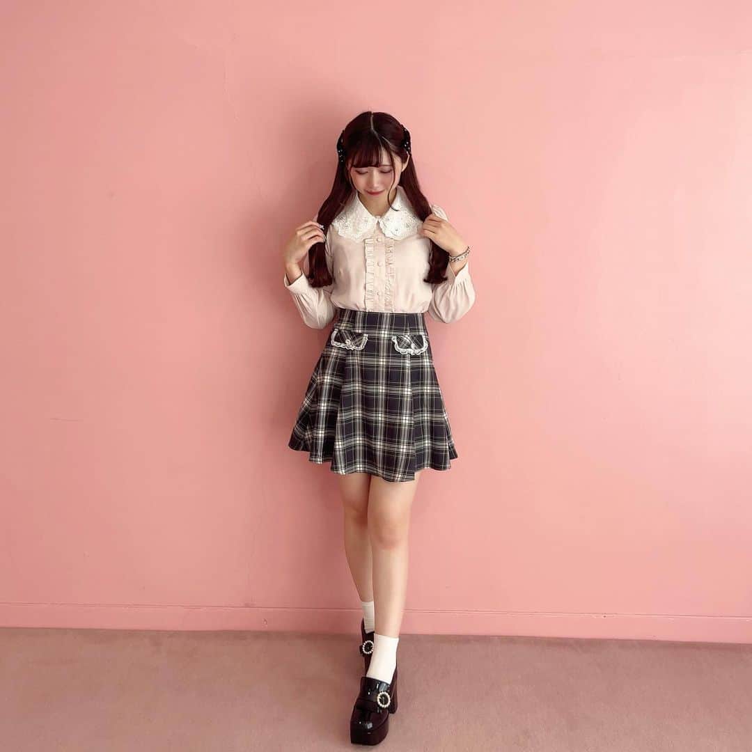 evelyn.coordinateのインスタグラム：「▹◃┄▸◂┄▹◃┄▸◂┄▹◃┄▸◂┄▹◃ ・ ・ ・ 𝐀𝐮𝐭𝐮𝐦𝐧 𝐂𝐨𝐥𝐥𝐞𝐜𝐭𝐢𝐨𝐧 𝟐𝟎𝟐𝟑 𓂃🥀𓈒𓏸 ・ ・ #ビジュー襟bs ¥6,900 #ハイウエストポケットsk ¥6,900 ・ ・ 新作コーデ🐶🎀 襟のビジューがポイントのブラウス、 カーディガンやコートと合わせても◎ スカートはふわっとし過ぎない 綺麗なフレアシルエットがポイントです ☽꙳⋆ ぜひcheckしてみてね！ ・ ・ ・ 公式通販サイトでも販売中 ໒꒱ 通販サイトにてご利用頂ける クーポンを配布しております 🎟.·  お会計時 ‪꒰ evin2stkam ꒱‬ を入力で - ̗̀ 🎀 ポイント2倍 🎀 ̖́- ・ ・ ・ #evelyn#エブリン#ガーリーコーデ#甘めスタイル#甘めコーデ#清楚コーデ#可愛い#girly#feminine#パステル#girl#evelynコーデ#フェミニンコーデ」
