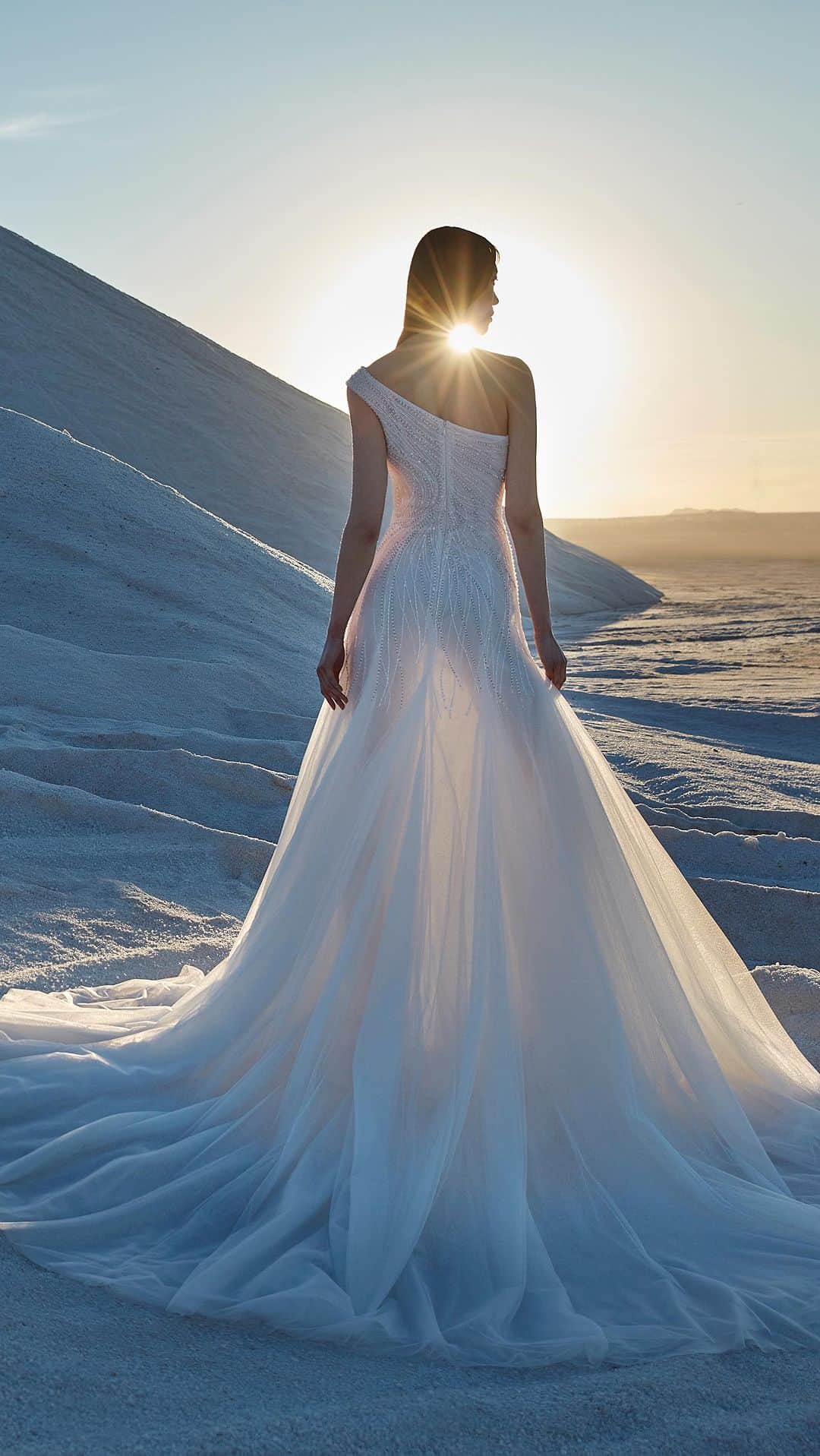 のインスタグラム：「Introducing the new Pronovias 2024 collections at #TheWeddingEdit exclusive event addressed to wedding planners at the beautiful Sea Garden by @marinaportvellevents 💛  Delicious bites by @sibariscatering  Dancing to @musicadivina & @doctor_flamingo_oficial  Beautifully decorated by @options_es  Lights and sound by @justmartinez   #Pronovias」