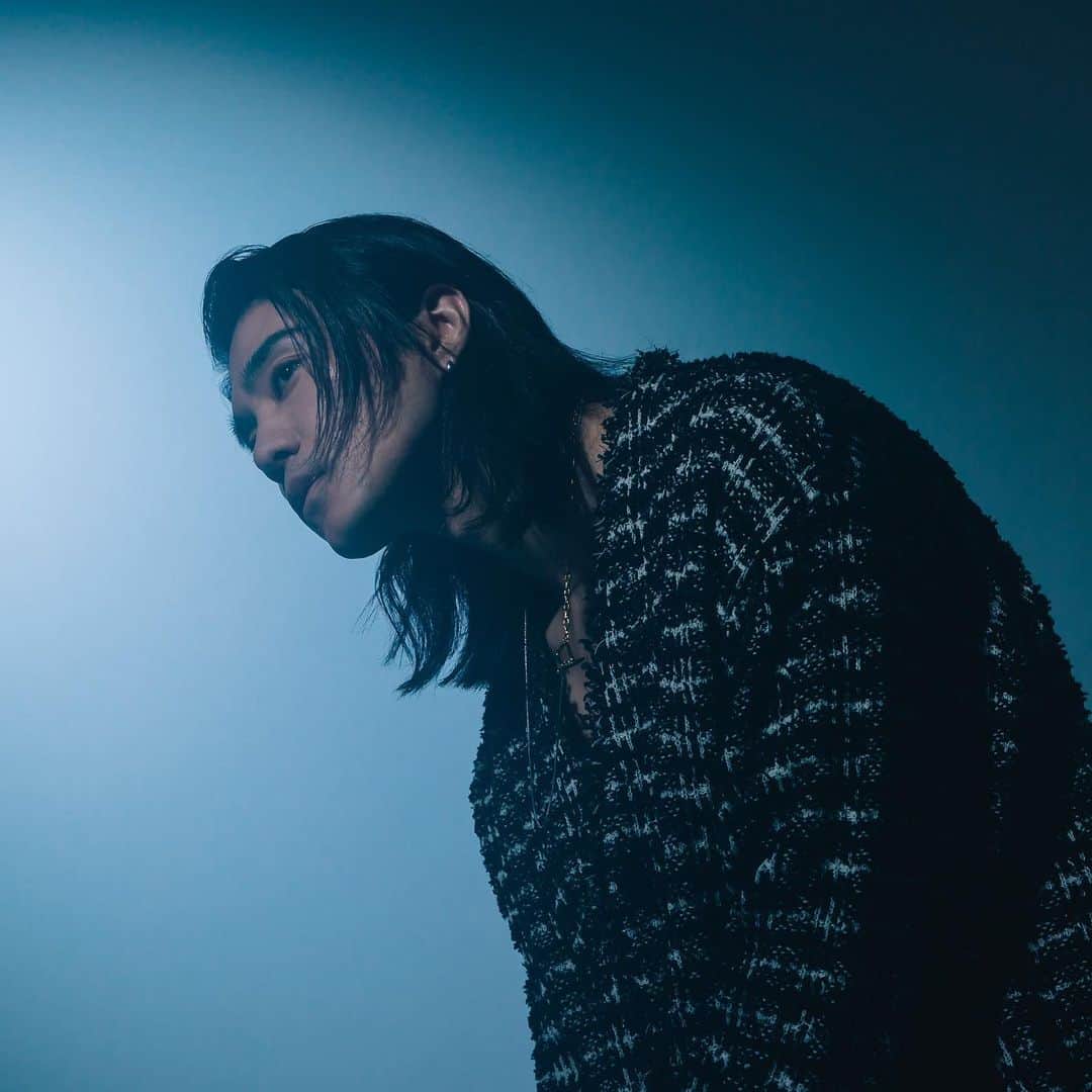 ROUのインスタグラム：「New visual 📸  ・Director&Producer：Kosuke Kuroyanagi(VOLO) @k_kuroyanagi ・Photographer：Hiroki Yamaguchi @hisameee ・Stylist：Syuto Tanaka @syttnk ・Hair&Make：Nanako Yajima @nko._____ ・Producer assistant：Hanji @_hanji.v ・Clothes：DISCOVERED @discovered_official  ・Production：VOLO @volo_tokyo」