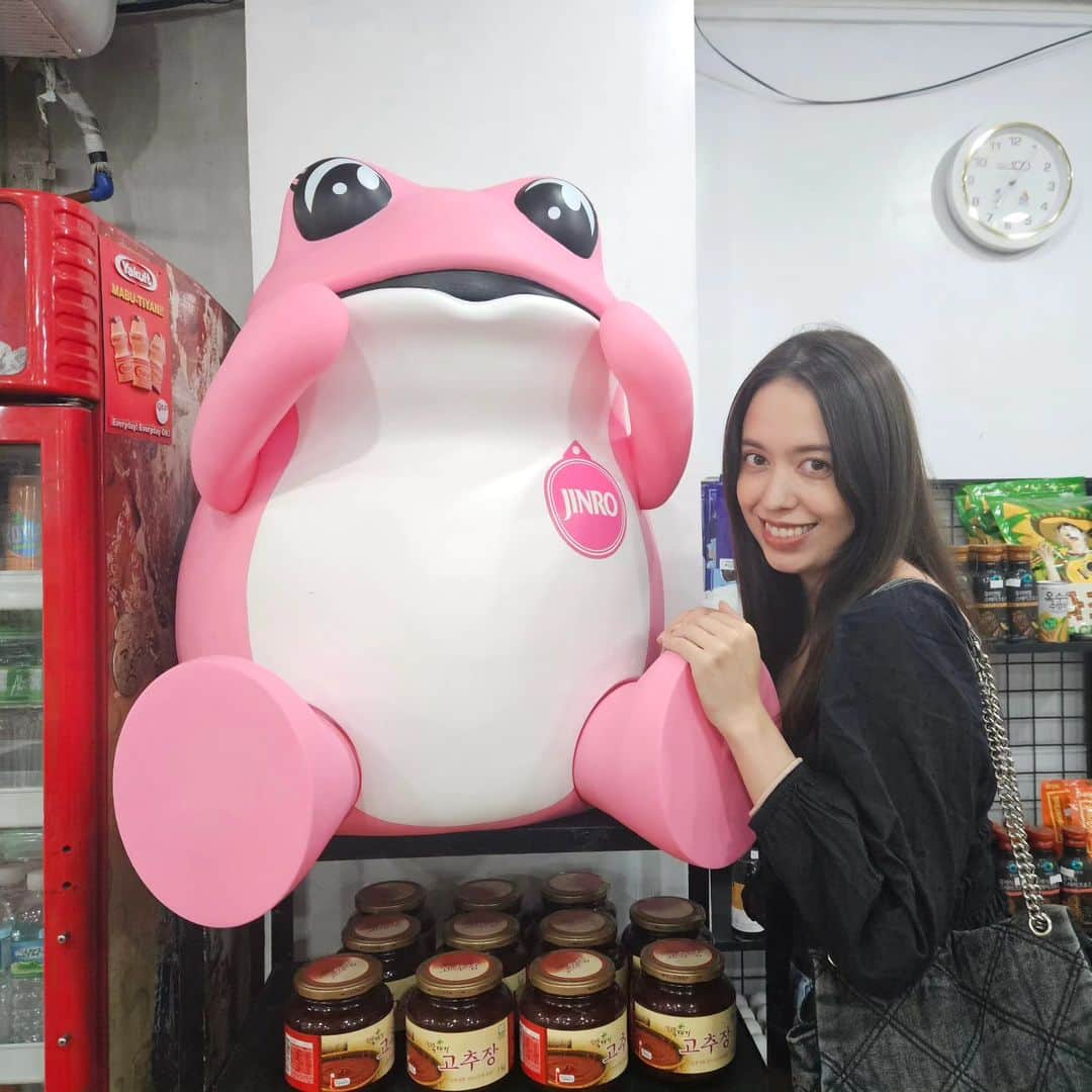 安藤ミレイさんのインスタグラム写真 - (安藤ミレイInstagram)「Have you ever found this cute Toad at Korean restaurant or supermarket?  This is actually Korea's No.1 soju, Jinro's character🐸  📍 Big Mart (Poblacion, Makati)  Find different color of Toads near you🩷💙💚  #HiteJinroPH #jinroph #sp #partipostph」9月25日 20時08分 - mirei_ando