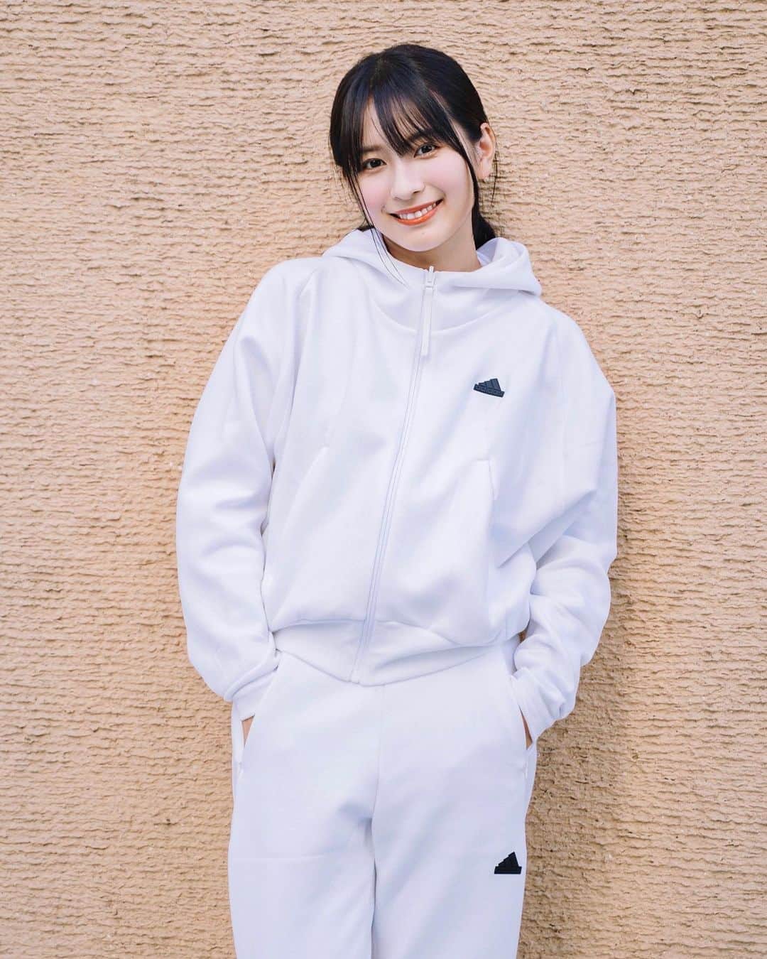 のインスタグラム：「もうすぐ秋になります。今年は仕事とアウトドアの楽しみをバランスよく取り入れながら、よりリラックスした秋を過ごしたいと思います  今回はadidas のZ.N.E.シリーズを着用して、とても気持ちの良いお散歩タイムでした @adidastokyo  #adidas #pr」