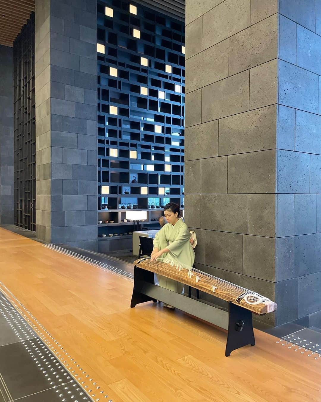 cieltripさんのインスタグラム写真 - (cieltripInstagram)「子どもと２人で女子会。久々のアマン東京は、変わらず極上の空間でした！そしてタコス美味しい😋  さてさて、ダイナースクラブ会員誌『シグネチャー』で連載中のコラム「目利きが選ぶアレやコレ」。 今回は特別スピンオフで、ナビゲーターとして、「安心・安全重視で行く旅のススメ」をご紹介させていただきました。   ・名門系列の伊豆の新ホテルで日本を再発見  ・中世の街にタイムスリップした気分になれるマルタ島のイムディーナ ・治安良く物価の安い島で、のんびりヨーロッパの雰囲気を味わうポルトガルのマデイラ諸島  国内一軒、海外２軒のホテルをご紹介しております。  コラムは、ダイナースクラブ @dinersclubjp のデジタル版シグネチャーでご覧いただけます。@cieltrip のブログからもコラムに飛べますので、ぜひ読んでいただけますと嬉しいです。  #アマン東京 #アマン #amantokyo #ホテルラウンジ #amanjunkie  #ダイナース #ダイナースクラブ #子連れホテル」9月25日 20時12分 - cieltrip