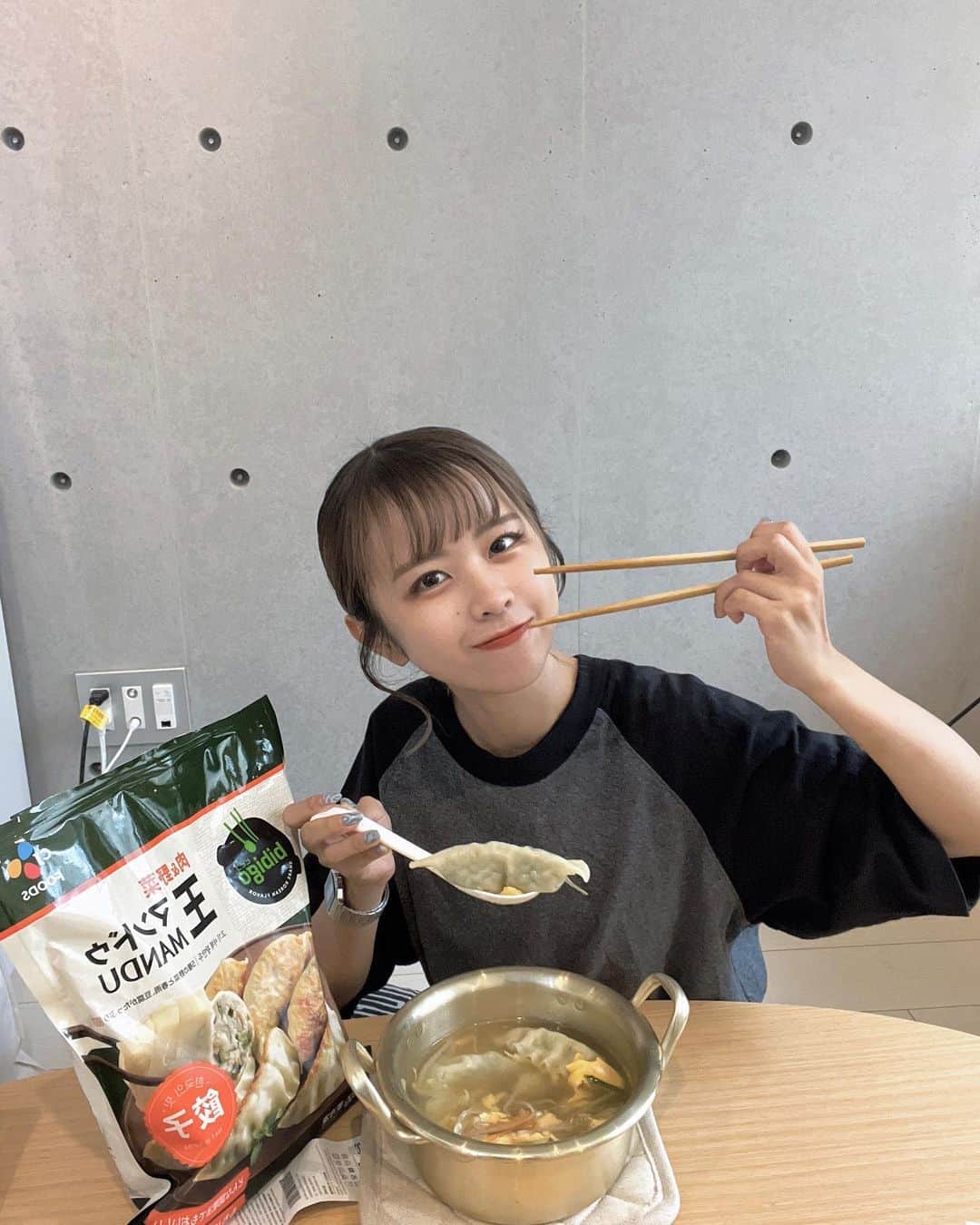 POTATO TVのインスタグラム：「大好きなbibigoの餃子 🥟  1つ1つがおっきくて、具材たっぷりで 春雨とか入っててほんまにおいしい＾＾  いつもは焼いて食べるけど、今回は 餃子スープにしてみたら もちもちでおいしすぎた ー！！！  今、bibigoのオフィシャルアカウントを フォローしてハッシュタグつけて投稿したら 韓国旅行行きの航空券が当たるキャンペーンしてるから ぜひ応募してみてね 〜 🩷  かりんも韓国また行きたいなあ 〜 🪿  #PR #bibiGoGoGo #Livedelicious @bibigo.jp」