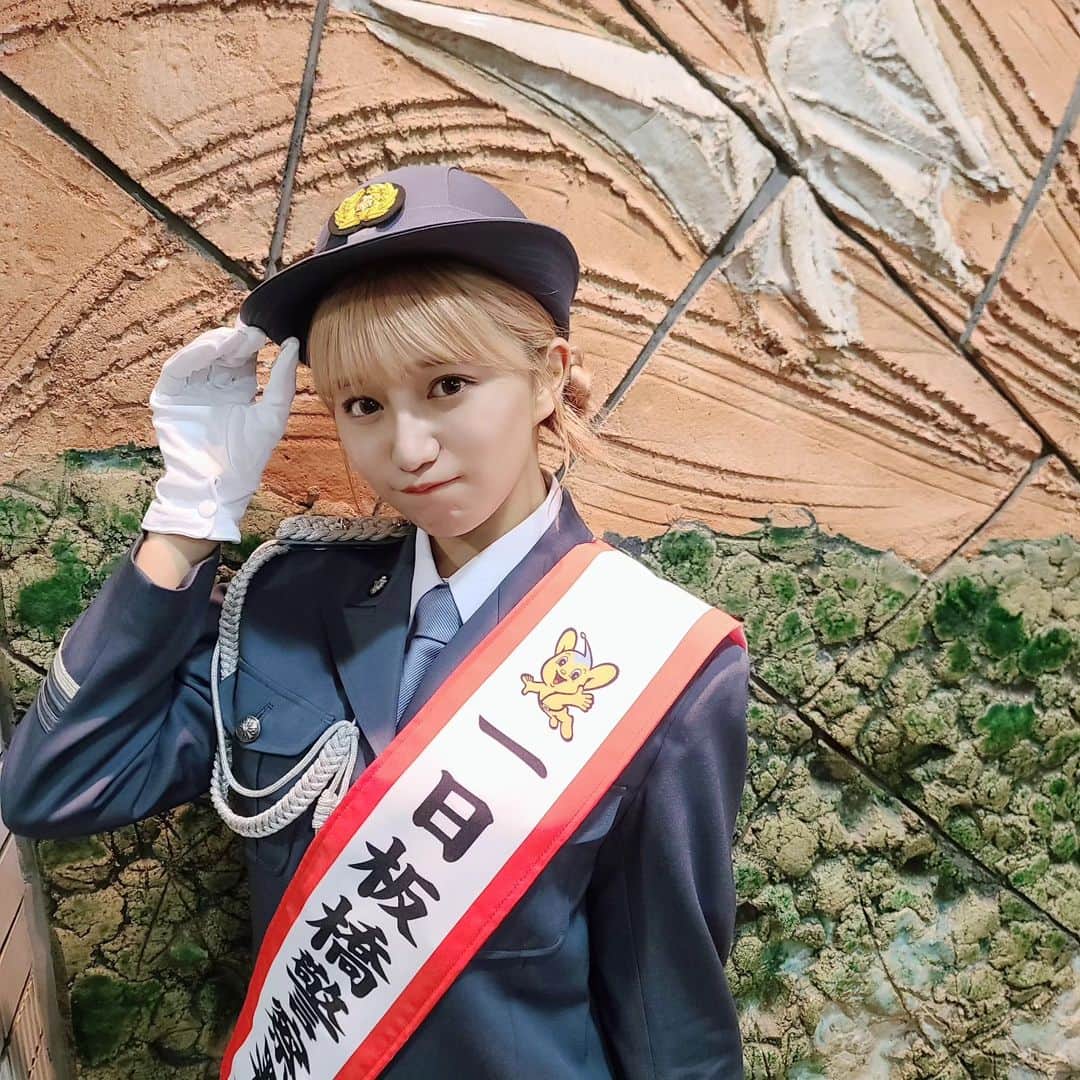 のインスタグラム：「🖤🖤🖤 . インスタ更新遅くなっちゃってごめん、、  一日板橋警察署長のときのっ  沢山の人がパレードに参加してくださって 嬉しかったよ！  交通安全に気をつけて参りましょう！  いつかやってみたいなーと思ってたので 夢叶って嬉しい♡ . #mireinsta #星名美怜  #一日警察署長」
