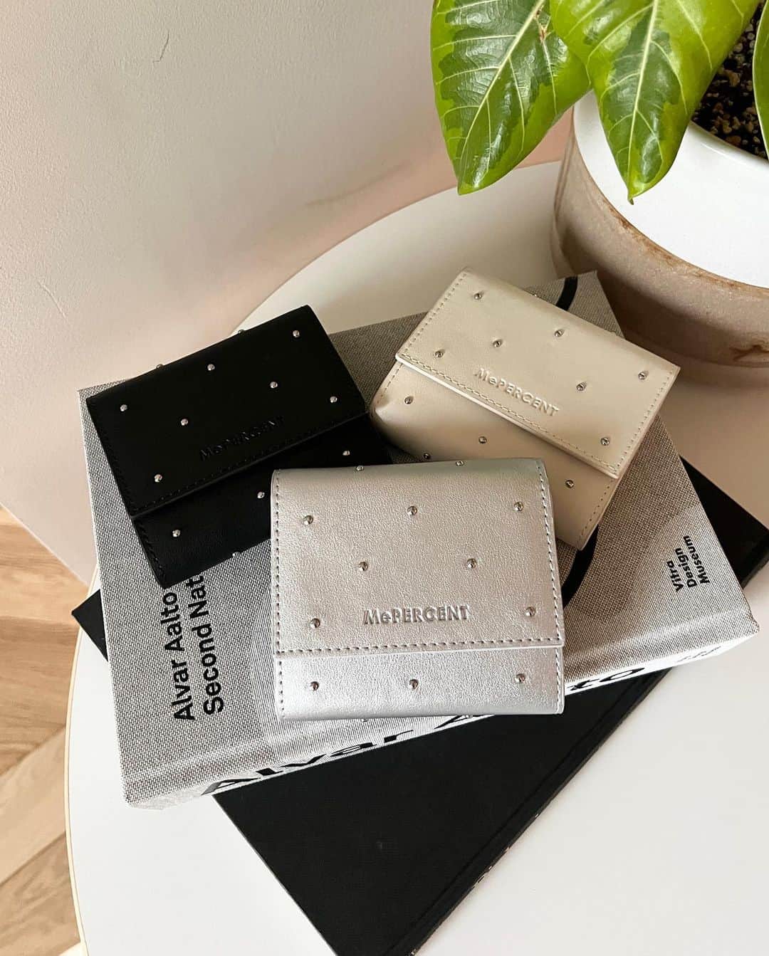 Me%のインスタグラム：「画像をタップして詳細を☑️ ⁡ 𝗣𝗥𝗘𝗢𝗥𝗗𝗘𝗥 ⁡ Me％で人気のBOX型財布に新デザイン登場✨ ドットのスタッズがポイントのミニ財布で コンパクトなサイズ感ですが、 コイン、お札、カードがしっかり収納いただけます。 ⁡ 詳細はプロフィールのURLから WEBストアをCHECK🔍 @me_percent  ⁡ 🏷️item #ドットスタッズBOXサイフ　¥2,530 ＿＿＿＿＿＿＿＿＿＿＿＿＿＿＿ ⁡ #mepercent#me_percent#ミィパーセント#ヘアアクセ#ミニ財布#ミニウォレット#ミニサイフ#コンパクト財布#バッグの中身#黒財布#ブラックコーデ#くすみカラー#パステルカラー#カラー財布#お財布新調#一粒万倍日#開運日#お財布」