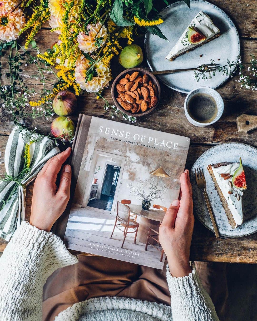 Our Food Storiesのインスタグラム：「We are so excited to see our home on the cover of @caitlinflemming & @globalatelier new book Sense of Place - beautifully photographed by @stephaniecrusso ✨ Thanks so much for including us next to so many other inspiring homes 🙏 ______ #senseofplace #onthetable #autumncake #glutenfri #glutenfrei #glutenfreerecipes #foodstylist #foodphotographer #momentslikethese #autumnmood #coffeetablebook #designbooks #ourfoodstoriesstudio #bücherliebe #gatheringslikethese #interiorbooks」