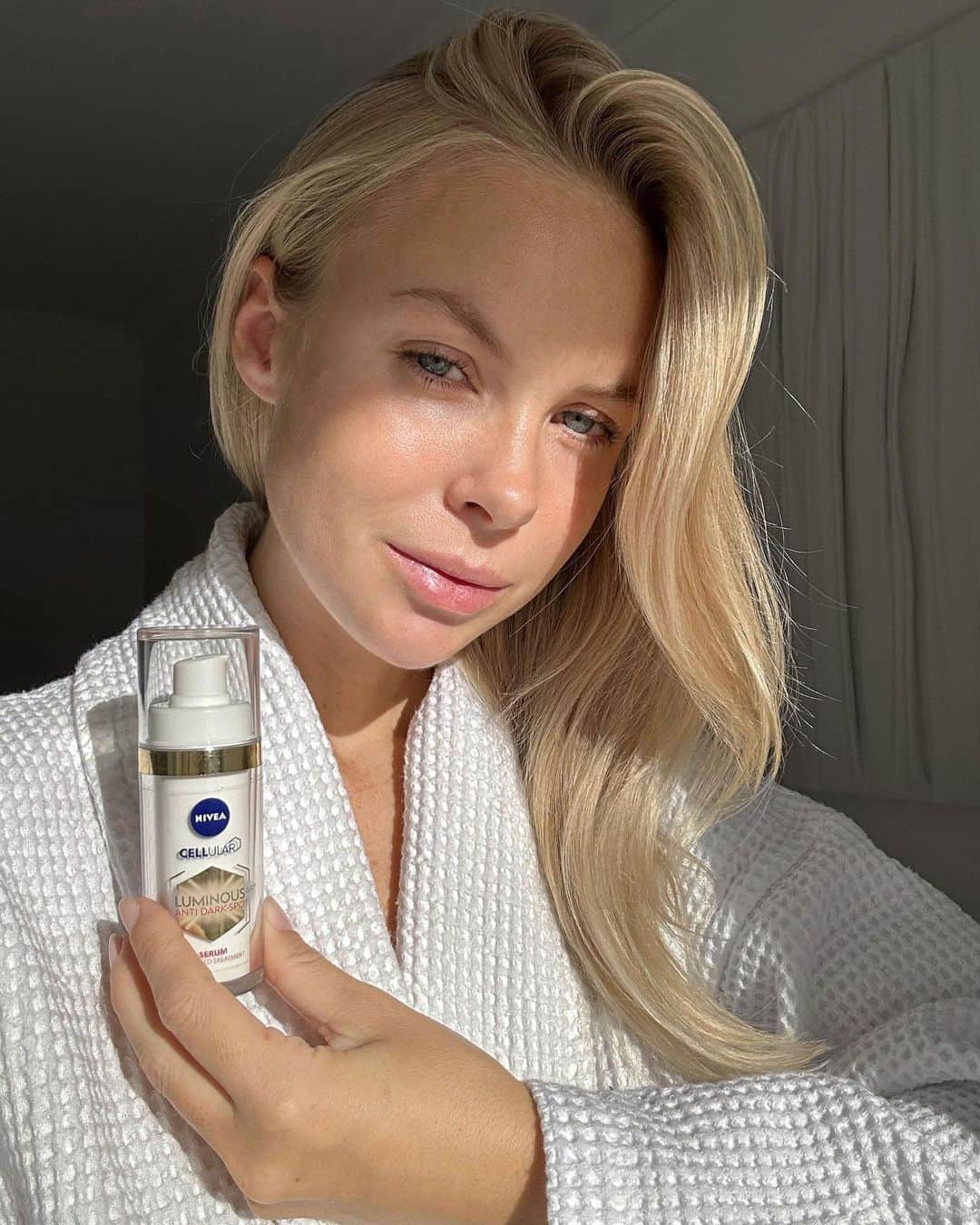 Victoria Törnegrenのインスタグラム：「No make up, only amazing skincare! Så glad att jag hittat @nivea och deras LUMINOUS630-serie. Produkterna har hjälpt mig så mycket med mina pigmentförändringar. De jämnar ut min hudton, ger ett otroligt glow och balanserade min känsliga hy på mindre än 4 veckor.  Tillsammans med @medsapotek ger nu Victoria20 20% på alla LUMINOUS630 Anti Dark-Spot produkter (rabattkoden gäller 25/9-2/10 och kan ej kombineras med andra erbjudanden).」