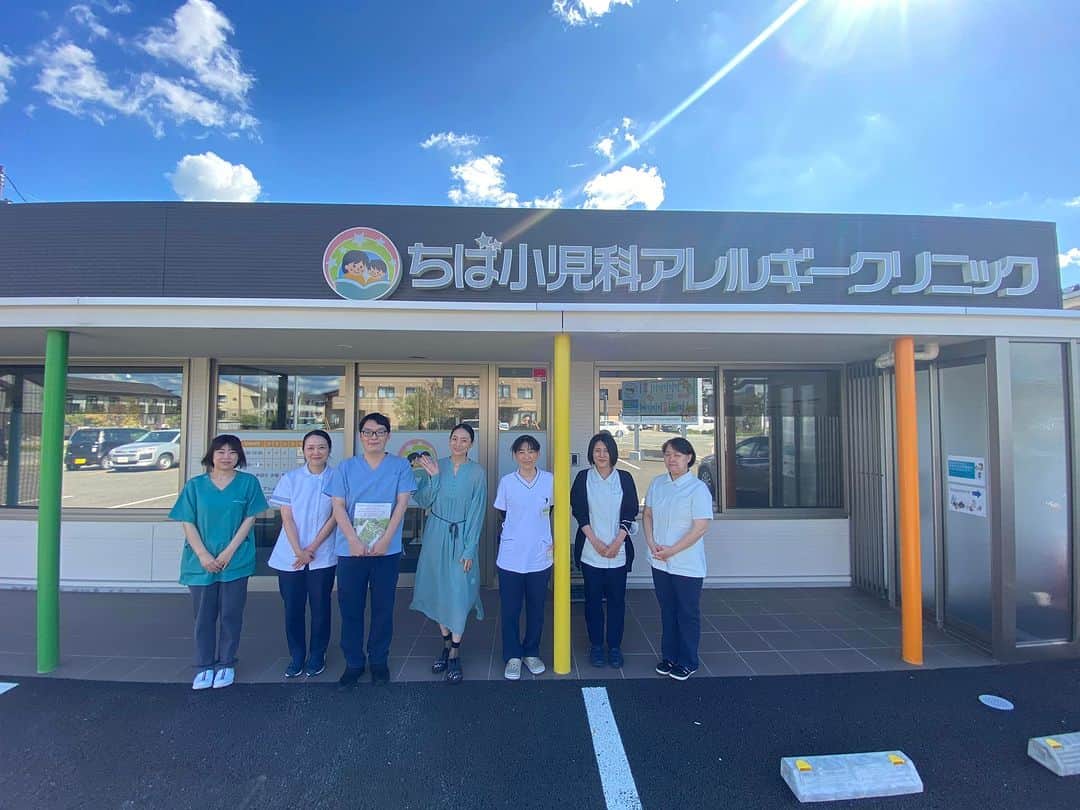 松本英子のインスタグラム：「7月の秋田豪雨災害で被災した小児科クリニックがあります。  『 ちば小児科アレルギークリニック 』  まだ開業して1年というタイミングであの豪雨に遭ってしまい、病院の建物は半壊状態に。 そこから復旧工事が入り、現在は通常診療が再開出来るようになったものの、またいつこのような状態になるか分からないという状況。  今月の頭にクラウドファンディングがスタートして、院長の思いに触れた皆さんから続々と支援が集まり最初の目標は達成されたとの事なのですが、今後診療を継続して行くためのネクストゴールとして止水板の設置などまだまだやらなくてはならない事が山積み。  この状況を実際に知るべく、先日病院へ伺って院長の千葉先生とお話をさせていただきました。  優しい穏やかな雰囲気の先生で、これは子供たちも安心して診察を受けられるだろうなぁ...と感じましたし、壁紙も子供たちが病院に来やすいように可愛いキャラクターのカラフルな壁紙にしているんですと、はにかみながら仰る姿がとっても素敵で、病院へのこだわりや子供たちへの想いも強く感じました。  やっと消毒も終わり、コンセントなども上に設置するなど工事されたリニューアル後の病院内はすっかり綺麗になっていましたが、やはり被災当時は冷蔵庫も流されたり子供たちから貰ったお手紙や写真などもだめになってしまったそうで、、、 開業からたった1年でそんな状況になるなんて、辛かったでしょうし、またいつ大雨が降るかわからない今後の不安も押し寄せていると思います。  少子化といえども、小児科でしかもアレルギーに特化している病院ともなれば、地域医療の中においては本当に希少です。私も子供を育てていて小児科の有り難さは日々痛いほど感じています。 ちば小児科アレルギークリニックはまだ開業して1年ですから、今こそ踏ん張って欲しい！！ 10月31日までにネクストゴールを達成すべく頑張っているこのクリニックの活動を私も微力ながら応援出来ればとシェアさせていただきました^_^  詳しくは以下のページから、これまでの経緯や院長の思いなどをご覧いただき、是非ご協力頂けたらと思います！！  https://readyfor.jp/projects/chiba-ped?sns_share_token&fbclid=IwAR1gofGvWgTXPRq1cmGlZ6a9CSdhLZEcqRvRgrGI-ypuFaLbmmg4MEBZ-1g_aem_Aac8kWMKbd6bjc2tcucd2QMKrk7kCE2acFTPmffO_8JSAAqYC7Jg9DJEABJAlD5xBXQ」