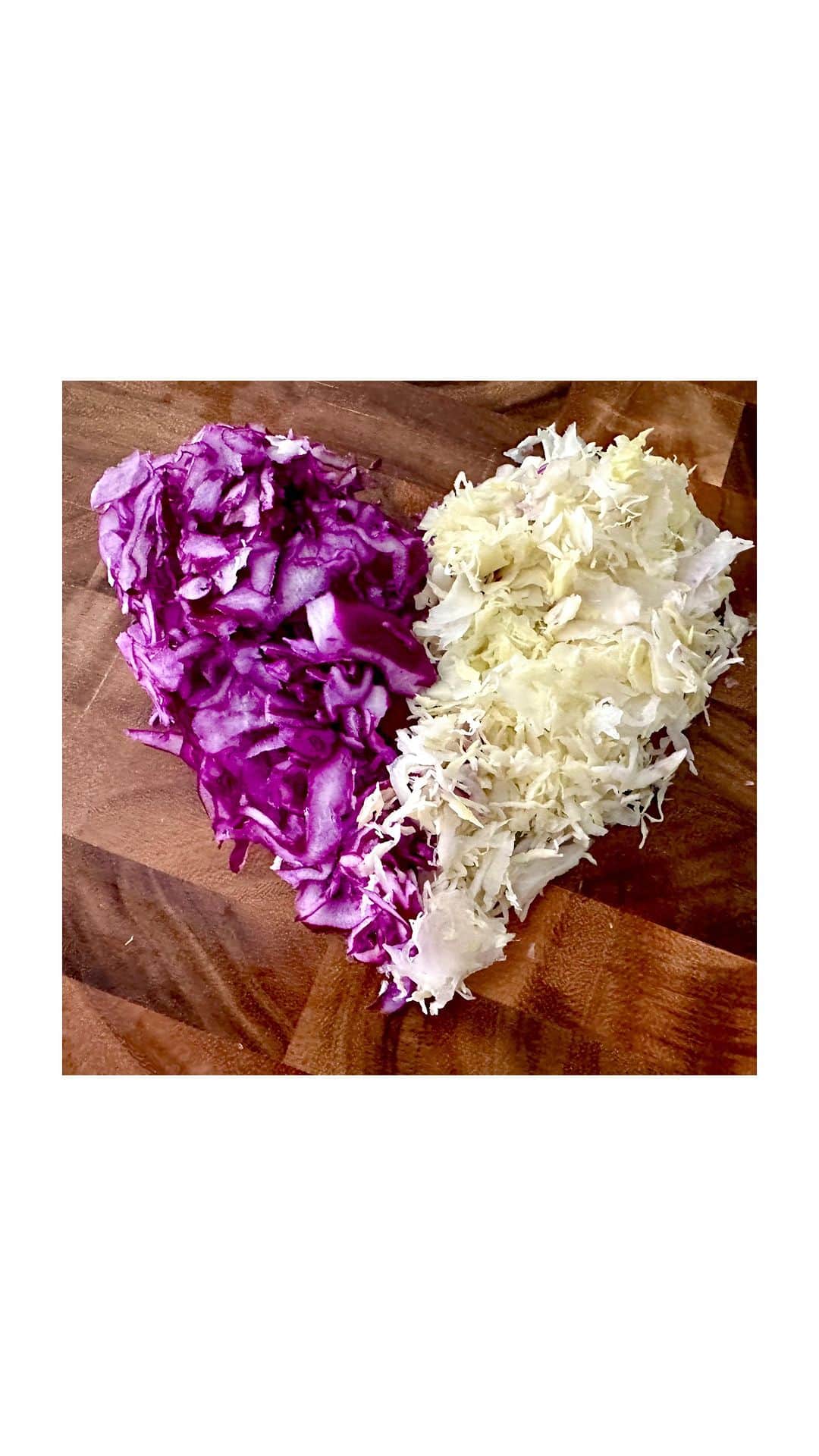 メアリー・マッカートニーのインスタグラム：「Here’s just how quick and easy it is to prep the fresh ingredients for the recipe I will be sharing with you very soon x Mary  #kitchenhack #lifehacks #vegetables #cookinghack #usefultips #easy」