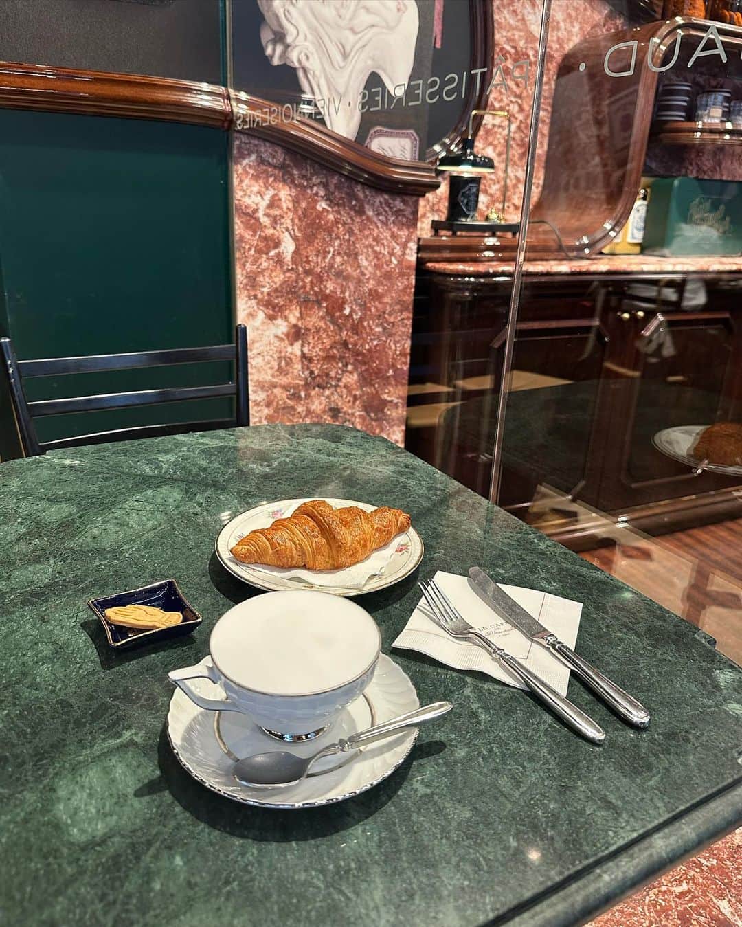 のインスタグラム：「. 𝐿𝐸 𝐶𝐴𝐹𝐸 𝐷𝐸 𝐿’𝑂𝑓𝑓𝑖𝑐𝑖𝑛𝑒 𝑈𝑛𝑖𝑣𝑒𝑟𝑠𝑒𝑙𝑙𝑒 𝐵𝑢𝑙𝑦  ✋☕️🥐💭  行ってみたかったビュリーのカフェ🪞✨ カフェがあるのは日本でここだけみたい🤍 食器が1つ1つとても素敵でした🍴」