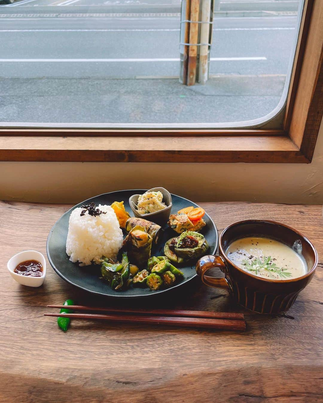 Karunaのインスタグラム：「🍆🥕🍇🫛  今年も変わらず秋が大好きで食欲の秋です！  東広島の #志和の盆地野菜ふもとや さんと 西区三篠町にある #うちのおやつ さん の コラボランチを食べに行ってきました🐶🤍  ① 旬の青ナスを使った美味しすぎるランチ ② お品書き見るだけでお腹が鳴るでしょ？ ③ イベント限定のシャインマスカット大福 ④ 「あたちにお裾分けあります？」のムギ ⑤ 美味し過ぎて買って帰った無農薬野菜 ⑥ さっそくナスステーキにして食べました  密かに通い詰めているケーキ屋さん🍰と 今回初めましてだった無農薬農家さん👩🏻‍🌾の 胃も心も喜ぶコラボイベントでした(感激) どちらも写真にタグ付けしておきますね✍🏻  #広島グルメ #有機野菜 #無農薬栽培 #東広島 #広島カフェ #焼菓子 #スイーツ #穴場カフェ」