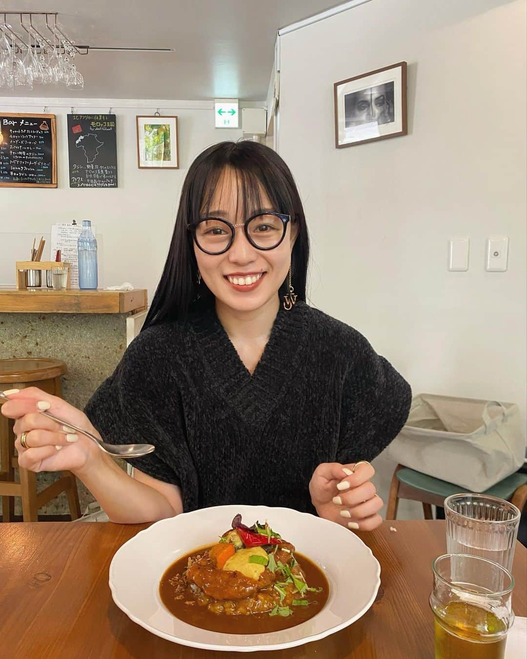 吉田佳菜のインスタグラム：「ㅤㅤㅤㅤㅤㅤㅤㅤㅤㅤㅤㅤㅤ ㅤㅤㅤㅤㅤㅤㅤㅤㅤㅤㅤㅤㅤ 月2回の東京での営業を始められて1周年🌞 あと6組後やったら完売してたから食べられてよかった♡ @taiyocurry ㅤㅤㅤㅤㅤㅤㅤㅤㅤㅤㅤㅤㅤ  ルーには赤ワイン、白米を炊くのに 白ワインが使われてるカレーは、 口に含んだ瞬間は甘みを感じるのに 食べるごとにスパイシーな旨辛が最高❤️‍🔥 ㅤㅤㅤㅤㅤㅤㅤㅤㅤㅤㅤㅤㅤ 今日は三元豚のロースカツカレーにしたんやけど 豚肉の甘みとカレーの味の相性が抜群でした✨🥹 衣も薄くてサクサク！ ㅤㅤㅤㅤㅤㅤㅤㅤㅤㅤㅤㅤㅤ お店の方は京都のお店に行った時のことまで 覚えてくださっていて、東京のお店でも いつも行くと声をかけてくださって嬉しい☺️☺️ ㅤㅤㅤㅤㅤㅤㅤㅤㅤㅤㅤㅤㅤ ㅤㅤㅤㅤㅤㅤㅤㅤㅤㅤㅤㅤㅤ #太陽カレー #外苑前グルメ #tsuru_kana」