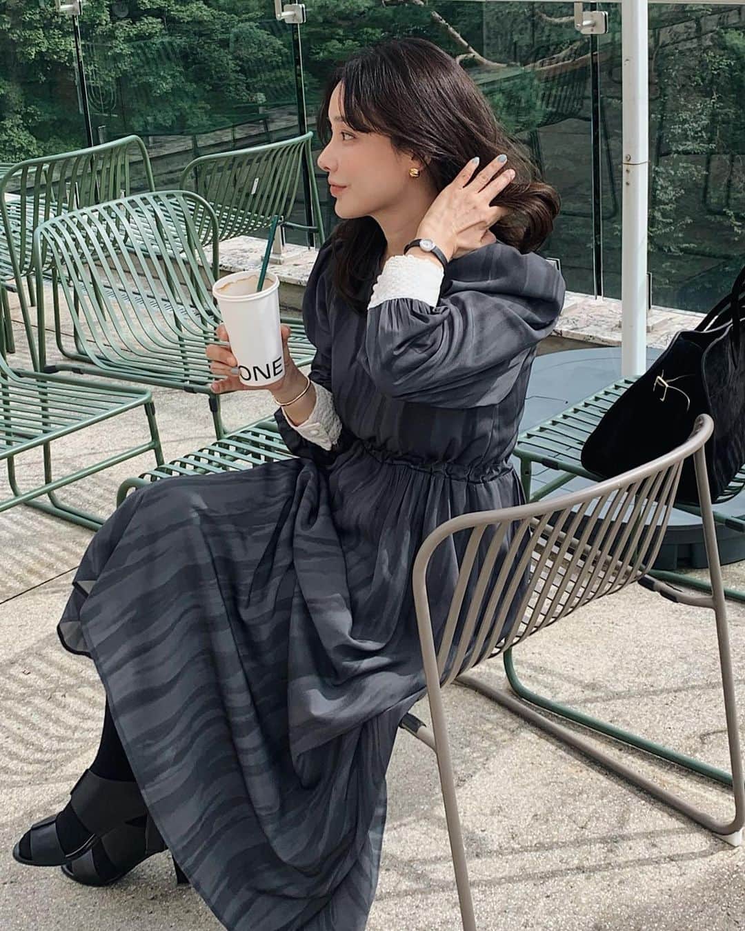 nanaのインスタグラム：「날씨 좋은 일요일.  위아래 나흐로 입고 판매 하돈 배정서니 🧏🏼 코로나 시절 같이 슈퍼가면 난 엄마 저아인 딸로 보고 포켓몬 빵 줄까 했던… 이찌모테….」