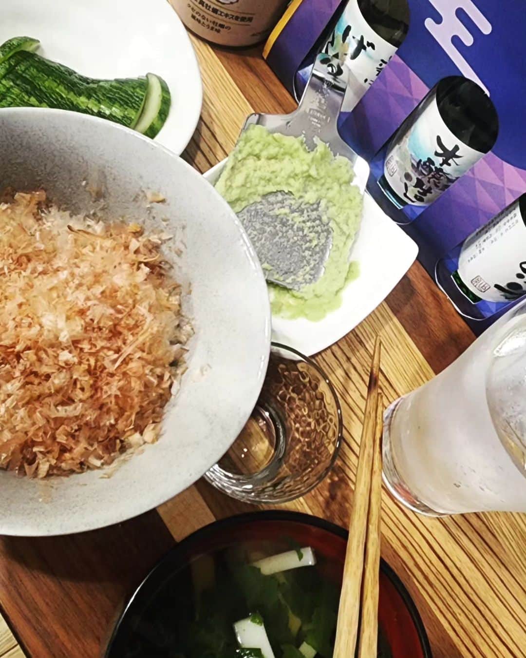 せいのゆみのインスタグラム：「生のわさびをいただいたので わさび飯 大根菜とイワシのかまぼこのおすまし 瓜のお漬物 そしていただきものの日本酒  日本人で良かったと思う瞬間  #日本酒 #酒好き #ご当地グルメ #おうちごはん #晩酌」