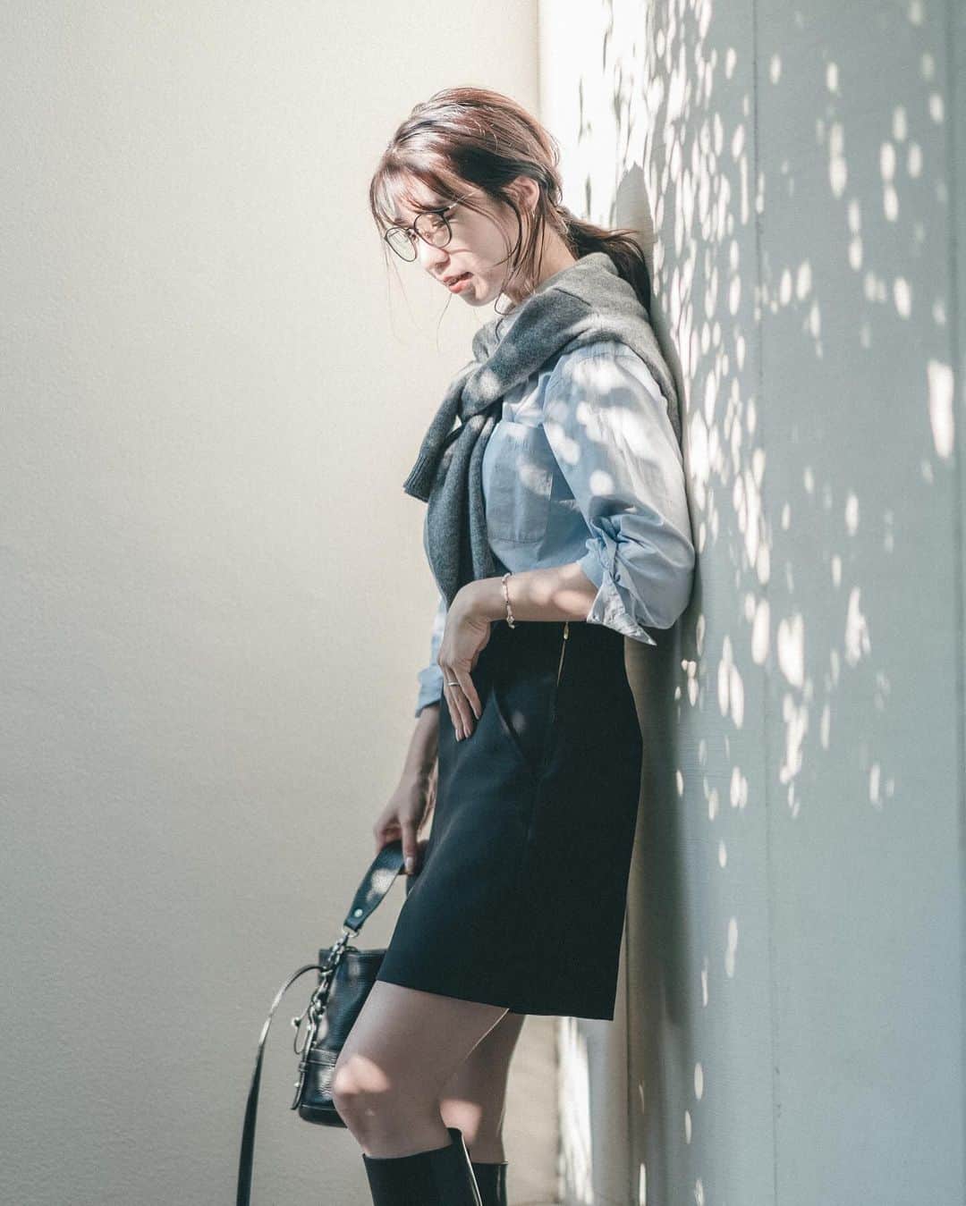 mikicoco00のインスタグラム：「・ 🤓🍂🍁 少しずつ涼しくなってきましたね♪ ユニクロC〜 色合いも丈短めも合わせやすい🩶  tops @uniqlo_with  #カシミヤクルーネックショートカーディガン　 pants @iena_jp   #UNIQLO#UniqloC  #ユニクロカシミヤ#uniqlo2023aw  #秋fashion#骨格ウェーブコーディネート」