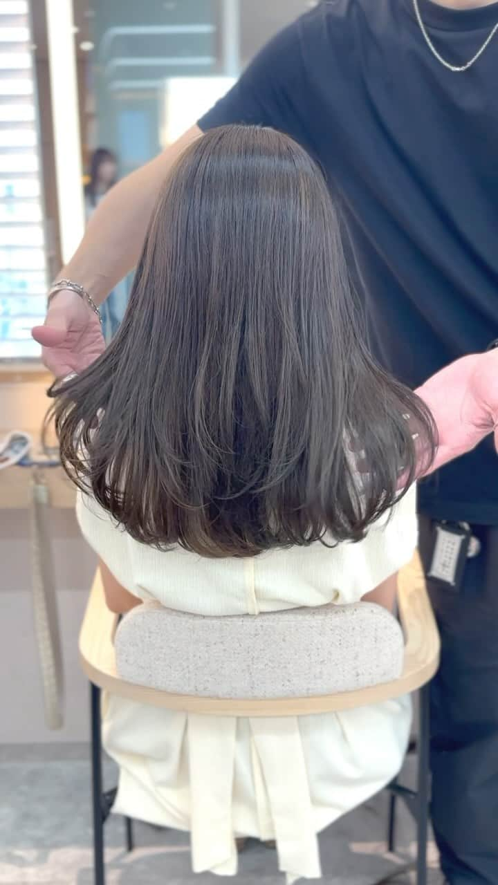 小西涼のインスタグラム：「くすむに艶色を！【オリーブグレージュ】 お客様スタイル✂︎✂︎✂︎ ． ワンカールレイヤー×こっくりとグロスグレージュ✨ ワンカールスタイリングのフレアミディアム✂︎ 透明感・艶感の高いグレージュ✨ ブルー、モーブ、グレーの3つブレンドカラーになります✨  ポニーテールにしても可愛さアップ🙆‍♂️ ． #ベージュ #グレージュ #ミディアムレイヤー#レイヤーカット」