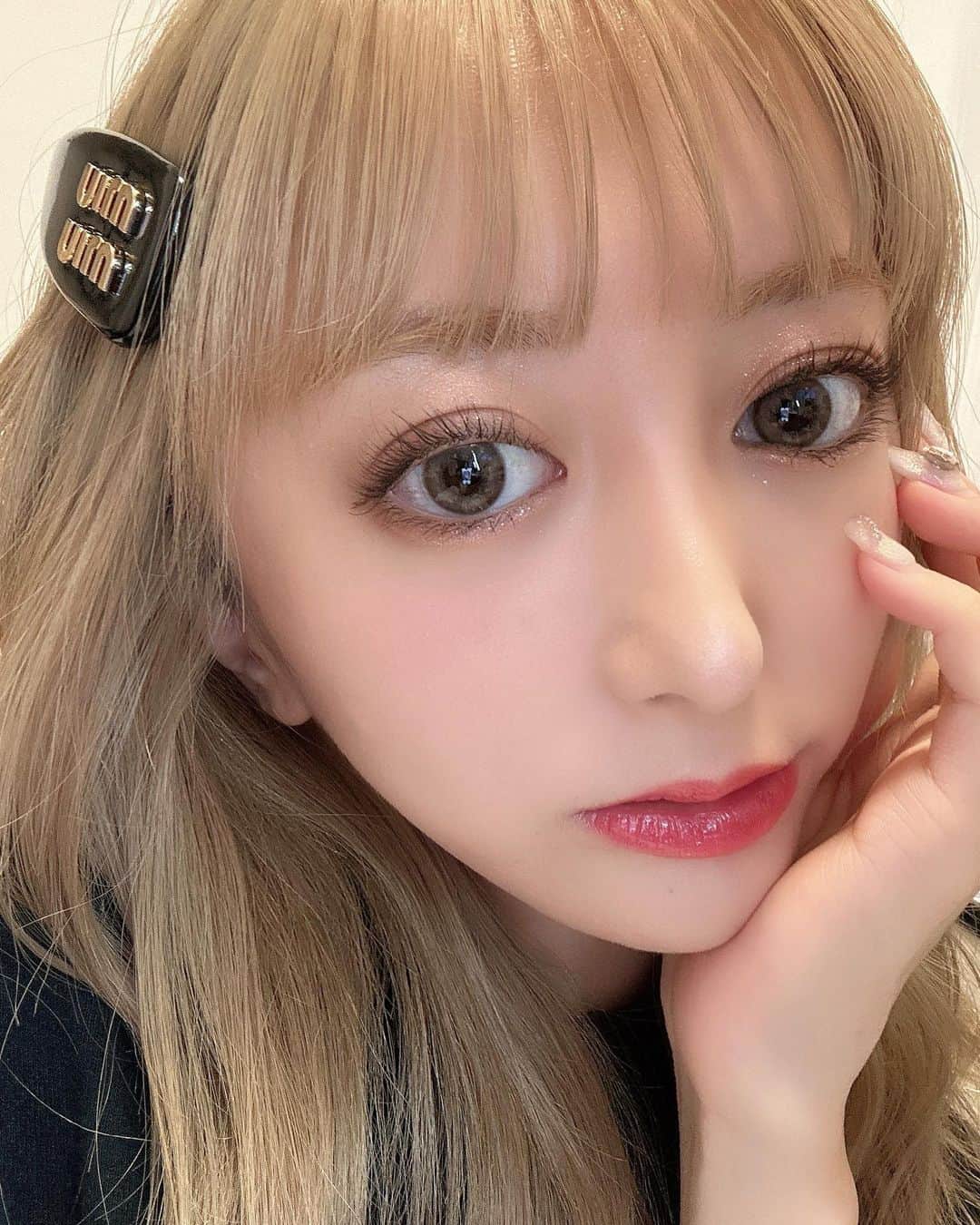 ひなたろす（佐原ひなた）のインスタグラム：「久しぶりに自撮りでも載せてみる🎀 まつげしっかりあげたんだ〜🫶  15718352 @shein_japan  クーポン23FWJP92  お買い上げ金額1～5,999円までは15%OFF 6,000円以上は20%OFFが適用されるので使ってね♡ #shein #シーイン　👔  #FrontRowLive #SHEINfw23 #SHEINforAll #ad  @nurse_salon で肌ケアもしました🎀 いつもありがとうございます♪  カラコンはフランミーのシェルサンドブラウン☺︎ ナチュラルなのに盛れるんです🤍  2枚目は最近の届いた可愛いアイシャドウ❤️ シャンプートリートメントとスキンケア♡  @wakemake_japan のアイシャドウは カラバリも豊富で16種類のカラーがあって これ一つ持ってれば完結するよね！  @hinacosmetics.official は コンシーラーもついててバズり人気 アイシャドウ🤍涙袋が可愛く作れちゃって ラメもほんっとにきらきらでだいすき♡  @daleaf_jp は本当にサラサラになるし 韓国で大人気の🇰🇷みんな使ったことあるかな？  @onedaysyou_jp のスキンケアたち♡ 肌荒れもしにくくなったし本当におすすめ！ 拭き取りクレンジングと、パックが私のイチオシ⭐️  #miumiu #コスメレビュー #ダリーフ #コスメプレゼント #make #onedaysyou #メイクアップ #フレンチガーリー #ガーリーネイル #ガーリーファッション #メイクポーチ #selfie #ハイトーンカラー #ミルクティーベージュ #ミュウミュウ　#ガーリーファッション　#美容サロン」