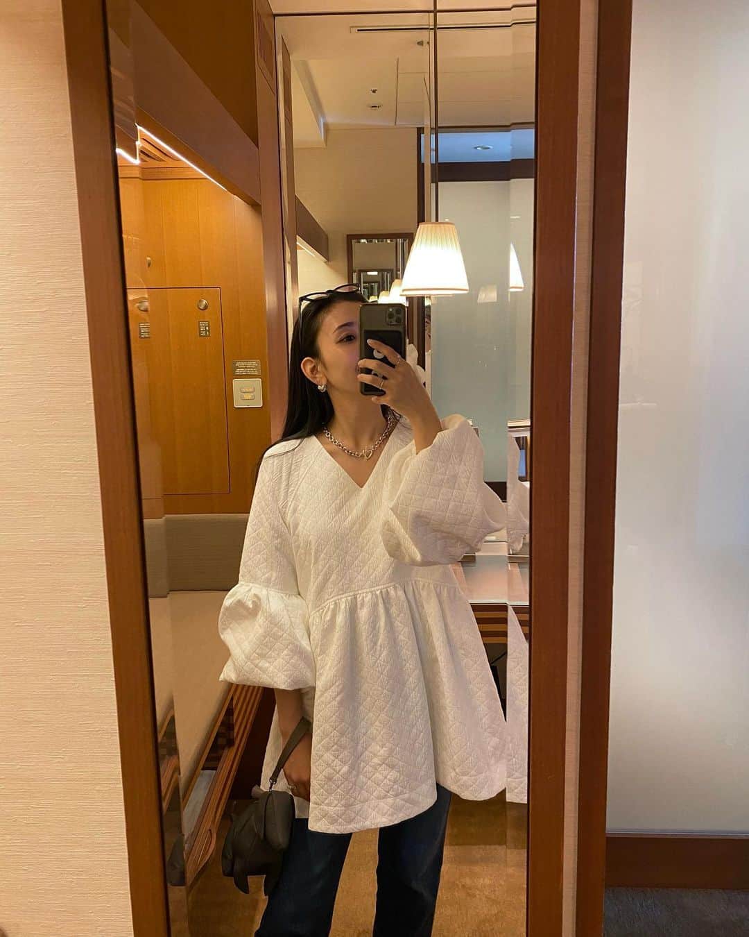 鈴木詩織のインスタグラム：「本日9/25 20:00〜meriコラボチュニック再販致しました🤍  新作のネイビーに加え、前回人気だったブラック&ホワイトも再販しています🛒  シワになりにくいので旅行にも持って行きやすく、妊婦さんや授乳中の方にもオススメのシルエットです💗  🛒ブラック/ホワイト/ネイビー(NEW) @meri.onlinestore   ⁡  ⁡  #shiorin_styling#meri#ミリコのミリ活」