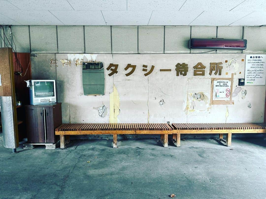 藤田貴大さんのインスタグラム写真 - (藤田貴大Instagram)「. . ＂瞬く瞼のあいだに漂う＂ . 出演：青柳いづみ 撮影：召田実子 衣装：若林佐知子（swllow） シューズ：trippen . 製作協力：柳瀬瑛美、油井原成美、船津健太／佐藤恵美、佐々木菫、猿渡遥、天田泉、渋谷采郁、荒木穂香 . 制作：合同会社マームとジプシー キュレーション：有馬恵子／アーツ前橋 . 主催：New Horizon展実行委員会・前橋市（展覧会）、合同会社マームとジプシー（演劇公演） 会場協力：スズラン前橋店 . . . .」9月25日 20時22分 - fujita_takahiro