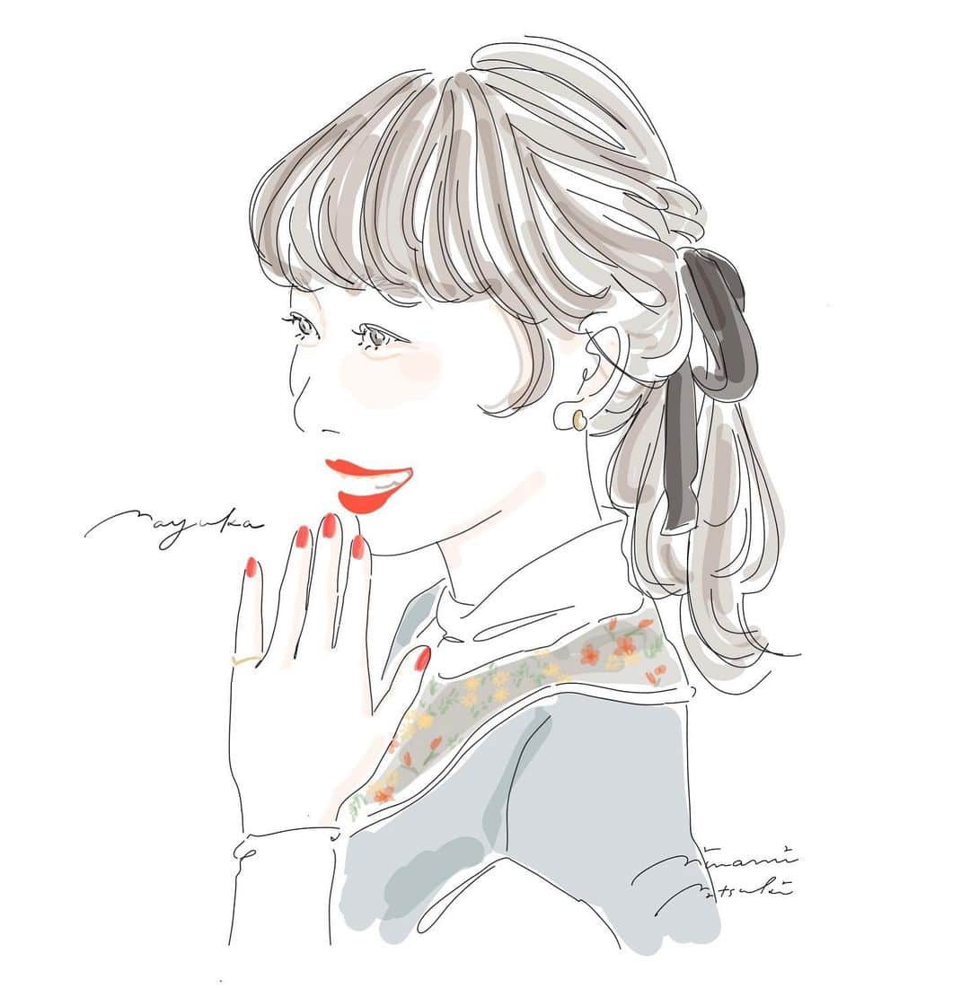 南夏希のインスタグラム：「👩‍🎨🌟 ⁡ 代官山蔦屋書店での似顔絵、 お越しくださった皆さま有難うございました😊♡ #みなみなつきの似顔絵  ⁡ なんと今回の代官山、半分がリピーターさんでした😍 ⁡ 数ヶ月ぶり♡4年ぶり♡ 6年ぶりに来てくださった方♡ ⁡ そしてなんと8年前(まだイラストレーターと名乗る前！)、わたしがフリマで古着売るついでにやってた似顔絵で、わざわざ入場料を払って来てくれた伝説の人(勝手にそう呼んでる)が来てくださった…！めちゃめちゃうれしい🥹♡ ⁡ 当たり前ですがわたしも皆さんも歳を重ねて、 あの時ああだったけど今こうだよねっていう話をするのが楽しくて、じわりと幸せな時間です🌷 ⁡ お話の続きをできるのがすごく嬉しい☺️ ⁡ ⁡ 初めましての方も、なにでイラストを知ってくれたとか、どう感じてくれてたとか、みなさん楽しくお話ししてくださって私も喋りまくって、全員と2次会に行きたいくらいでした☕️🍻 ⁡ ⁡ そしていよいよ東京は終盤です🥺 代官山は26まで、 二子玉川は30までです! ⁡ ぜひ駆け込みしてください♡ ⁡ ⁡ ⭐️_____ _____ _____ _____ _____ ⁡ 𝗠𝗜𝗡𝗔𝗠𝗜 𝗡𝗔𝗧𝗦𝗨𝗞𝗜 𝗦𝗢𝗟𝗢 𝗘𝗫𝗛𝗜𝗕𝗜𝗧𝗜𝗢𝗡 & 𝗣𝗢𝗣𝗨𝗣 𝘛𝘚𝘜𝘛𝘈𝘠𝘈 𝘉𝘖𝘖𝘒𝘚 ⁡ ⭐️1ST ILLUSTRATION BOOK 販売中です ⁡ ⁡ ✔️🗼𝟵/𝟭金〜𝟵/𝟯𝟬土 二子玉川蔦屋家電 @tsutaya_electrics  (グッズいっぱい、額絵いっぱい大規模展開) ⁡ ⁡ ✔️🗼𝟵/𝟴金〜𝟵/𝟮𝟲火 代官山 蔦屋書店3号館 @daikanyama.tsutaya.stationery  (グッズいっぱい、額絵数点の小規模展開) ⁡ ⁡ ✔️🌿𝟵/𝟭𝟱金〜𝟭𝟬/𝟭𝟭水 軽井沢書店 @karuizawa_books  (グッズいっぱい、額絵数点の小規模展開) ⁡ ⁡ ✔️🐙𝟭𝟬/𝟳土〜𝟭𝟭/𝟭𝟬金 大阪 梅田蔦屋書店 @umedatsutayabooks  (グッズいっぱい、額絵いっぱい大規模展開) 🎟️似顔絵チケットの販売あり ⁡ ▷似顔絵イベント 𝟭𝟬/𝟭𝟰土、𝟭𝟱日(満席) ⁡ ⁡ 🎟️似顔絵チケット☺︎ 写真を指定メールアドレスへお送り頂き、 後日似顔絵(画像)をメールでお送りするチケットです☺︎」