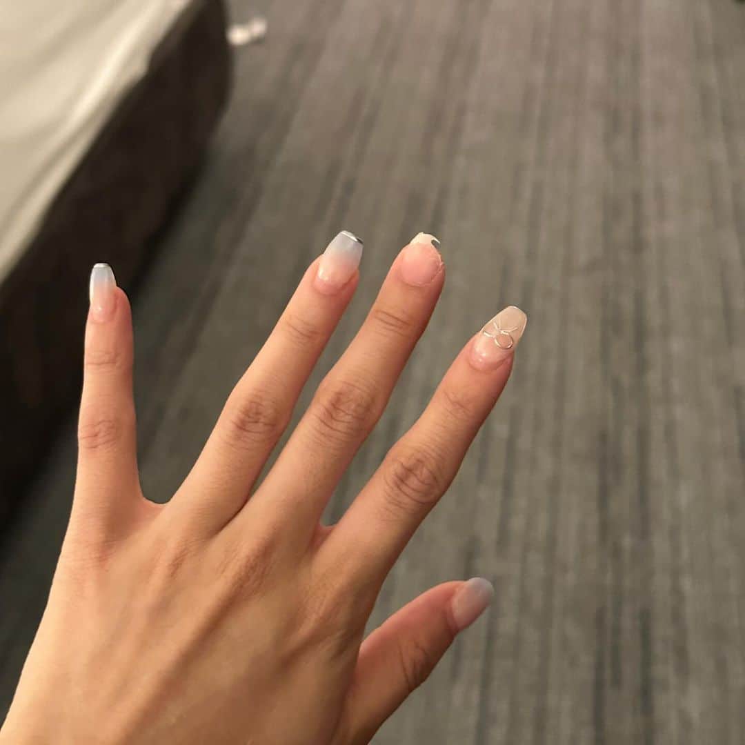 ZUYONIのインスタグラム：「출장지에서 영상 편집하다가 부러져버렸던 손톱. 다른쪽 손톱도 한국에 돌아와서 어떤 스펙터클한 촬영을 하다가 또 날아가게 되는데…(이건 나중에ㅋㅋㅋ)  첫 손톱연장이었는데 이후로 다시 할 일 없지 않을까 싶긴 하다.. 손톱 극혐이라느니 하는 악플 때문도 아니고 그냥 진짜 이런거 어떻게 달고 살아..😂  해야하는 일들을 계속 해나가다 보니 시간이 너무 빠르게 흐른다. 정신을 차릴 새도 없이 다음 일정 다음 일정 이렇게 흘러가는 날들이었는데 오늘따라 스트레스가 크다. 현타 올 정도로 스트레스 받고 나니까 역으로 정신이 차려짐 추스르고 갈 때가 된 것 같다 이젠」