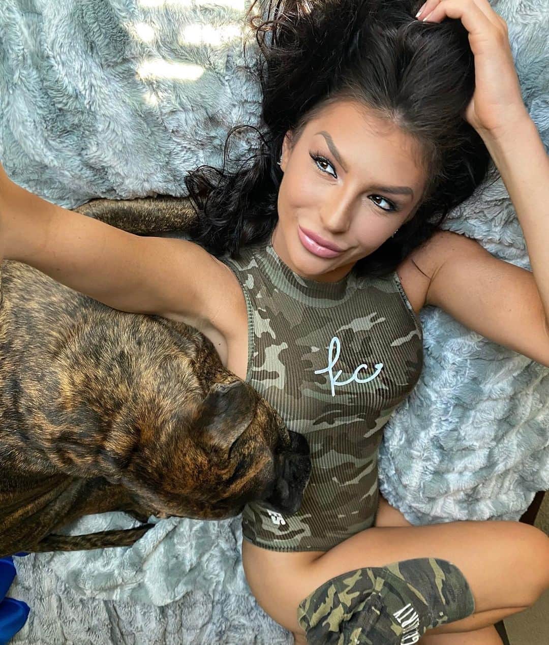Kelly Clelandのインスタグラム：「It was only a sunny smile   And little it cost in the giving, But it scattered the night   Like morning light, And made the day worth living~ 💚  May your week be filled with sunny smiles!  #goodmorning #sunny #smile #life #worthliving #livelovelaugh #understanding #camo #puppy #happy」