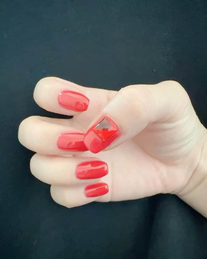 黒田絢子のインスタグラム：「🟥🟥🟥🟥❤️  #newnails  #nailsdesign  #fashionnails  #ネイルデザイン #秋ネイル #赤ネイル #rednails」