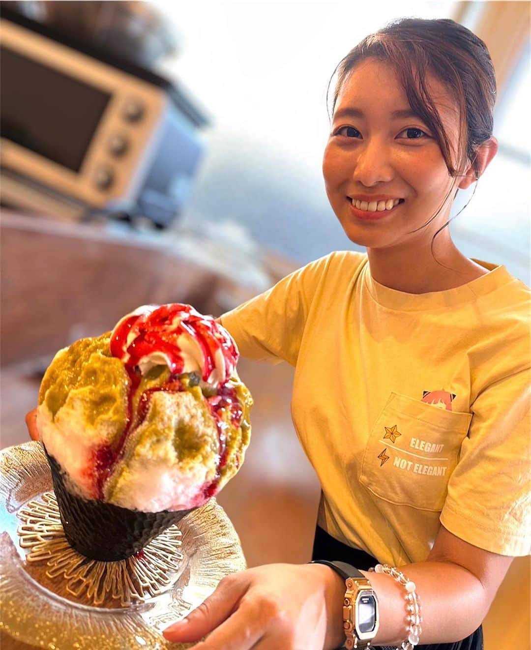 木村那津美のインスタグラム：「🍧🥄  去年から気になっていた お店にようやく行けました🐰 ウサギヤサロンさん！ @usagiyasalon_hiroshima   「イスパハンとピスタチオのメルバ」 ピスタチオ大好きな私は 間違いなく大好きな味！！  イスパハンってなに？って 思ったら、こちらのお店では ライチとローズとフランボワーズのソースらしい🌹  ずっとかき氷だと体が冷えるので、 紅茶も注文しました(*^^*)  見た目も美しいだけじゃなく 美味しくて大満足です😋💓」