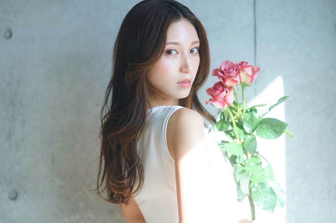 阿野いずみのインスタグラム：「ストーリーズでご存知の方もいらっしゃると思いますが、 私、現在 ミスモデルプレス2023 FINALのオーディションに参加しています！ みなさんの投票と拡散とお支えのおかげで、予選を通過して、現在は決勝4日目の折り返し地点です🤝❤️‍🔥 チャレンジすることで日々の充実を感じています☺️  決勝期間は 9月22日(金)18:00～29日(金)21:00 ⚠️投票券は最終日19:00で販売終了です！  最後まで、悔い無く自分らしく、そして笑顔で頑張ります✨ 最終面談へ行ければ、グランプリを掴み取りにいってきます✊❤️‍🔥 引き続き応援よろしくお願いいたします❤️‍🔥  また、このオーディションで私はみなさんの1票1票に支えられています！ 投票してくれた方はコメントください。 ちゃんとお礼をお伝えしたいです☺️✨  まだまだ続きます。 　私は、何度挫折しても年齢が高くても、努力次第でミスコンでグランプリが取れるんだ！夢を叶える事ができるんだ！ということをこのミスコンでお見せしたいです。 　というのは、中高生の頃の私は、モデルやミスコンなどの華やかな世界に憧れていました。 しかし、身長の低さや当時の環境から、その夢を一度自ら諦めてしまいました。その後、作業療法士になっても、その夢は諦めきれずに土日だけサロンモデル等をしていました。 　28歳の頃に、スカウトされモデル・タレント業を始めましたが、かなりの遅咲きです。気付いた頃にはミスコンを受けるには厳しい年齢になっていました。また、怪我によってモデル業のブランクが出来てしまい、今は35歳です。 　足の怪我は今年9月に完治しました。そんな時にミスモデルプレスの話を聞きました！ 　なんと！身長制限・年齢制限なし！私でも挑戦できる貴重なコンテストです！ 　そして、私が大好きなファッション・美容・ダイエット情報を取り扱うモデルプレスさんのミスコンです！私には挑戦しないという選択肢はありませんでした。 　ミスモデルプレスという大舞台で、今度こそは昔のように諦めず、自分のポテンシャルを信じて、グランプリを取りたいです！そして、単独でモデルプレスWEB表紙を飾りたいです！そして、私にしかできないモデルプレスでしかできない活動をしていきたいです！　 　最後まで読んでくださった方、ありがとうございました。改めて、私と一緒に、グランプリを目指して決勝を駆け抜けてほしいです🏃‍♀️🏃🏃‍♂️❤️‍🔥  @modelpress  #ミスモデルプレス #ミスモデルプレスFINAL」
