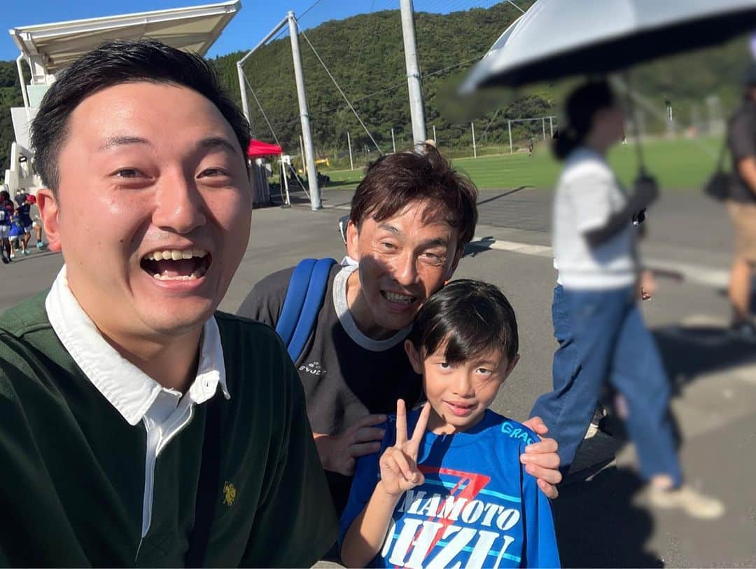 宮澤奎太のインスタグラム：「鹿児島県指宿市で 高校サッカーの 大津と神村学園の試合を観戦！！  上野さん親子とともに見ましたー！！ 九州の強豪対決、とても盛り上がりましたよ！  #指宿市 #プレミアリーグWEST #高校サッカー #大津高校 #神村学園 #KKT #アナウンサー #宮澤奎太」