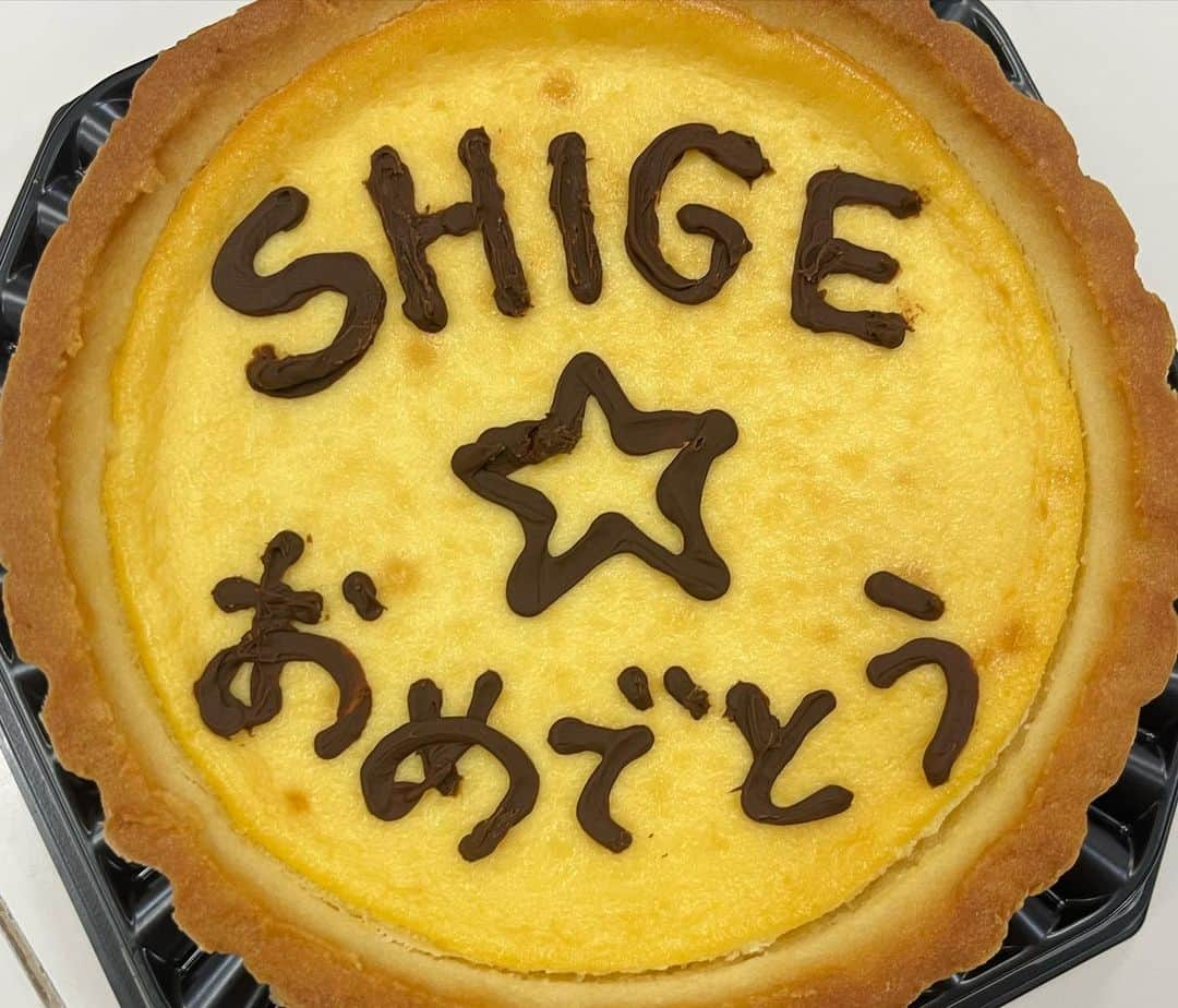 小宮山瑞季さんのインスタグラム写真 - (小宮山瑞季Instagram)「先週9月21日は 重盛キャスターのお誕生日でした🎉㊗️  なにかサプライズを…と 買ってきたケーキに 不器用ながらチョコペンで メッセージを書いて渡しました😎✨  どうでしょうか🤔💭 少しガタガタしちゃいました！笑  でも喜んでもらえてよかったです！☀️ 素敵な一年にしてください🌷★  そんな重盛キャスターは、 今週夏休みでおやすみです😎🌴 小川アナウンサーと松山アナウンサーと 岸本気象予報士と一緒にお伝えします☺️🍀✨  今週もみんなの信州を よろしくお願いします✌！   #みんなの信州  #お誕生日おめでとう  #birthday  #誕生日  #重盛赳男  #キャスター  #おめでとう  #良い1年に  #サプライズ  #実はサプライズ好き  #チョコペン  #文字書くの難しい  #不器用  #器用になりたい  #長野放送  #アナウンサー  #小宮山瑞季」9月25日 20時30分 - komiyama_mizuki