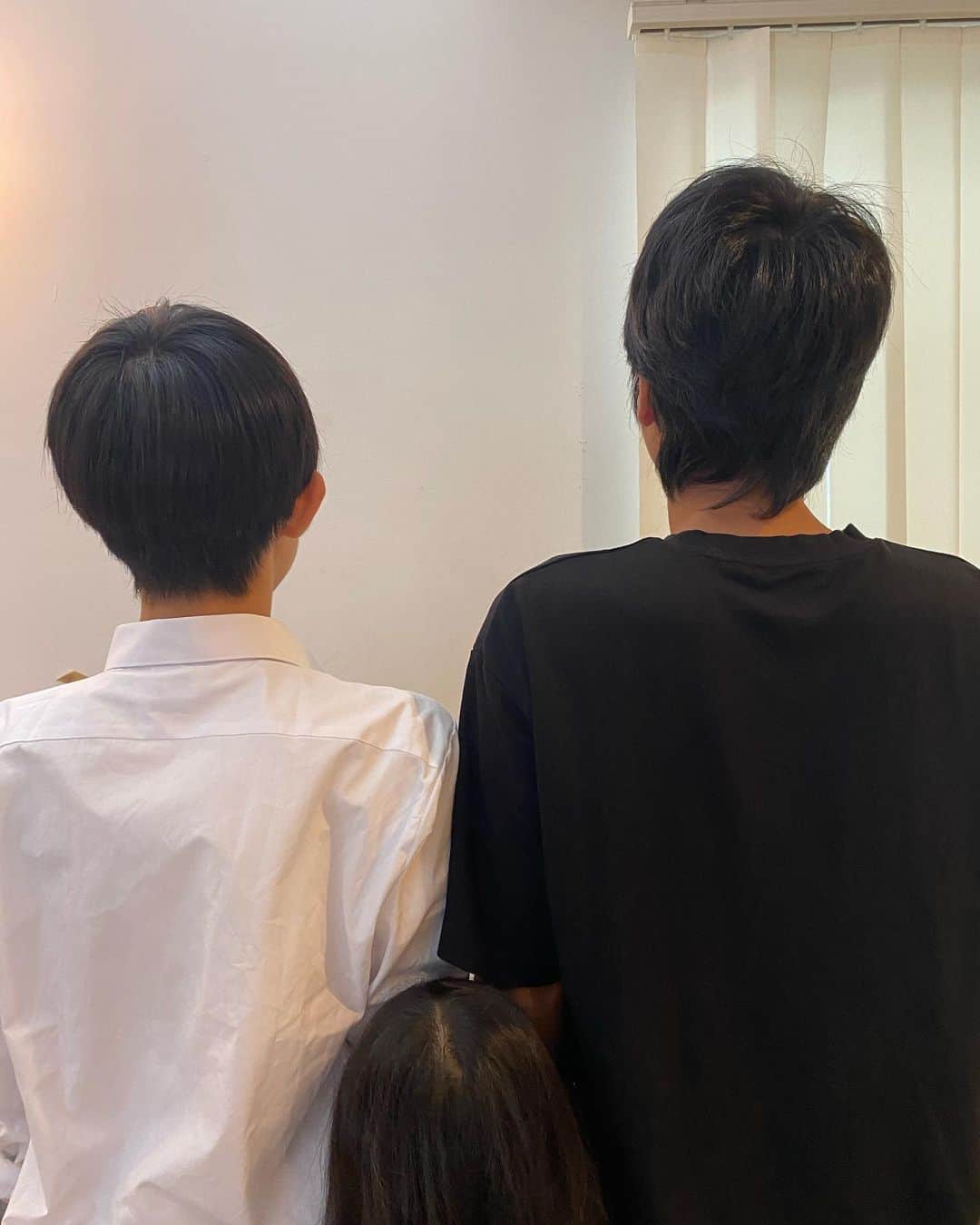 のインスタグラム：「: 今日は息子の15歳の誕生日。 ⁡ スルスル背が伸びてきて、随分迫られてるなーと思ったら、パパが猫背過ぎただけ(後ろ姿似過ぎ)。笑 ⁡ すでに私の中学3年生時の身長154センチを悠に超える身長なのが少し腹正しいですが(悔しいだけ😫)、サッカーに勉強に全力投球している姿に毎日楽しませてもらってます。 ⁡ 中学3年生という繊細で多感な時期。 ⁡ 自分の意思もやりたいことも明確になる中で、何がベストな接し方なのか。日々自問自答しつつ、時に妻にも怒られながら父親として一緒に成長させてもらっています。 ⁡ 父親にしてもらって、あっという間にもう15年です。 ⁡ 嬉しかったこと、悔しかったこと、楽しかったこと、悲しかったこと。 ⁡ 本当に多くの時間を共に過ごす中で、彼から学ぶこともたくさんありました。 ⁡ 幸せで楽しい15年に本当に感謝してます。 ⁡ ここまで過ごした時間はもう2度と戻ってこないのは寂しいなと思いつつも、これからの彼の歩みが楽しみで仕方ありません。 ⁡ これからも周りの方たちへの感謝の気持ちを忘れずに、自分の道を歩んでほしいと思います。 ⁡ これからも応援してるよ。 ⁡ 誕生日おめでとう。 ⁡ #15歳」