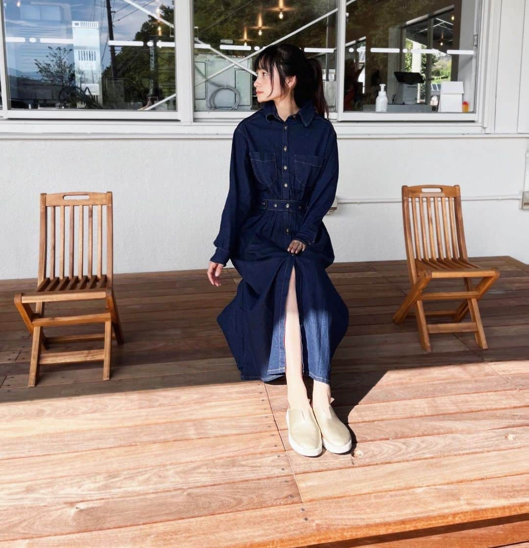 野村日香理さんのインスタグラム写真 - (野村日香理Instagram)「#hikarinコーデ こんばんは☺︎ 今日のお洋服タグ付けしました♡ 撮影前にウエストをキュッと絞ってスタイルupできて◎ 休憩中や移動中はゆるめにしていたりしていなかったり☺️ ごはんももりもり食べれます笑🍚  #秋コーデ #デニムワンピース#着痩せ#きょこ#撮影#ロケ#雑貨のお店#プチプラコーデ#shooting#today#japan」9月25日 20時41分 - nomura.hikari