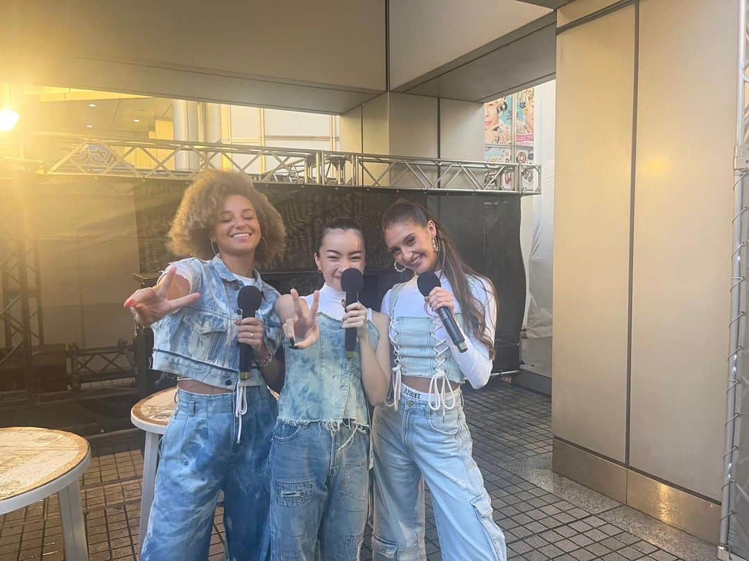 のインスタグラム：「. 🏮9月21日(木)来店情報🏮  * ・・・・・・・・・・・・・・・・・ *  SWEET REVENGE  * ・・・・・・・・・・・・・・・・・ *  2018年開催「LDH EUROPE Presents VOCAL BATTLE AUDITIONS ～THE GLOBAL STAR SEARCH～」にて、 応募総数約1万人の中から選ばれた 〝 AGNES 〟〝 LARISSA 〟〝 ASAMI 〟 の3名で結成された、LDH初となるリアル×バーチャル・グローバルガールズグループ。  グローバルなサウンドを武器に実力派グループとして 世界デビューを目指す🌍  約4年間のトレーニング期間を経て、いよいよ本格始動❤️‍🔥❤️‍🔥❤️‍🔥  居酒屋えぐざいる初パフォーマンス❕✨  『 Get it Right 』 『 SORA 〜この声が届くまで〜 』 ※DEEP cover 『 Might Just 』  素敵なパフォーマンスをありがとうございました🎧✨  最後は記念写真📸🎞️  Happinessな時間をありがとうございました🌈  何が起こるかわからない居酒屋えぐざいる🏮 是非ご来場をお待ちしております⤴⤴  * #居酒屋えぐざいる #居酒屋えぐざいる2023 #いざえぐ #SWEETREVENGE #スイリベ  #AGNES #LARISSA #ASAMI」