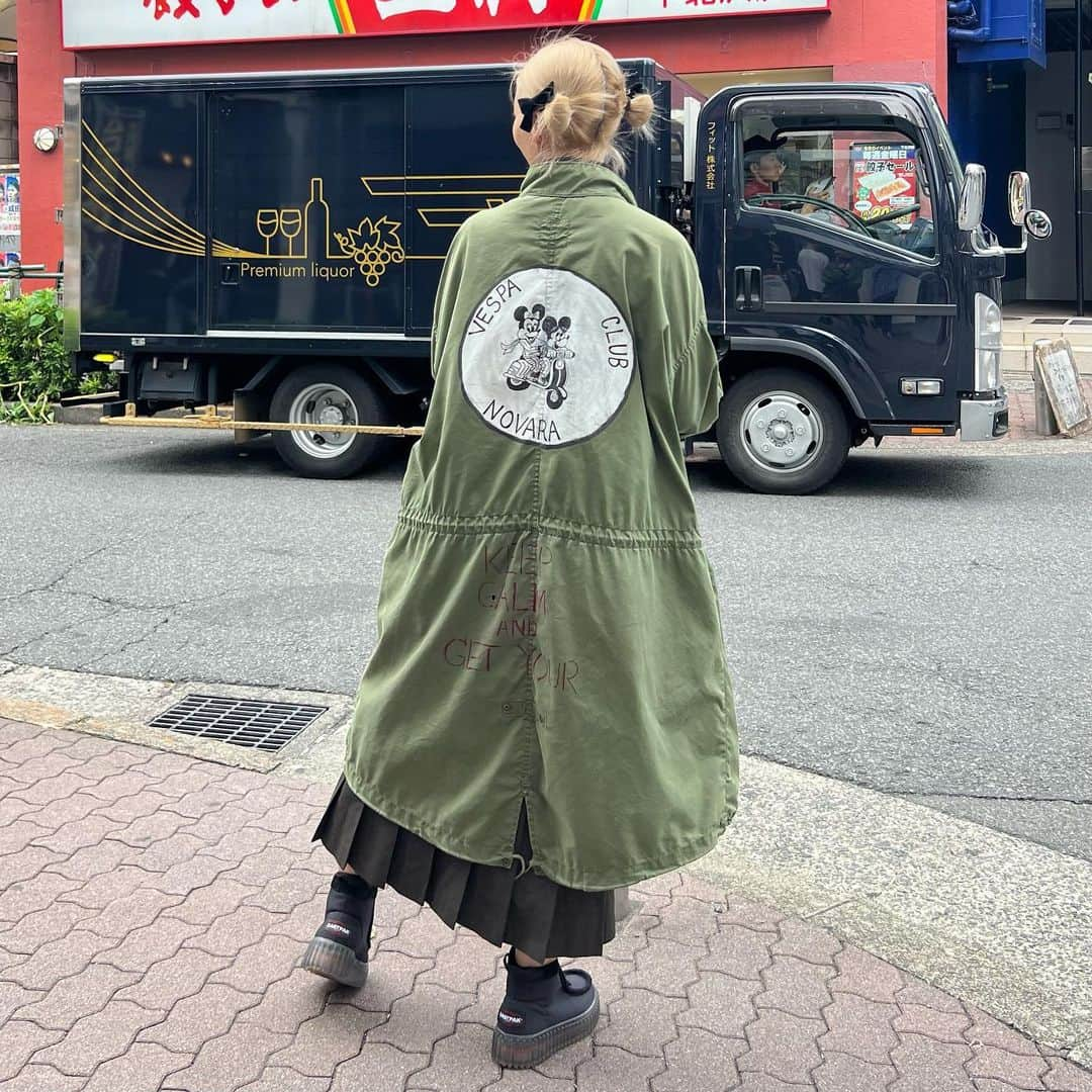 矢部ユウナさんのインスタグラム写真 - (矢部ユウナInstagram)「50年前のお洋服 ずっとモッズ欲しかったけどペイントに大興奮… 本当に世界に一つしかない🏍🥹おばあちゃんになるまで着る！その次は子供に引き継がせる！」9月25日 20時34分 - yunaaay1030