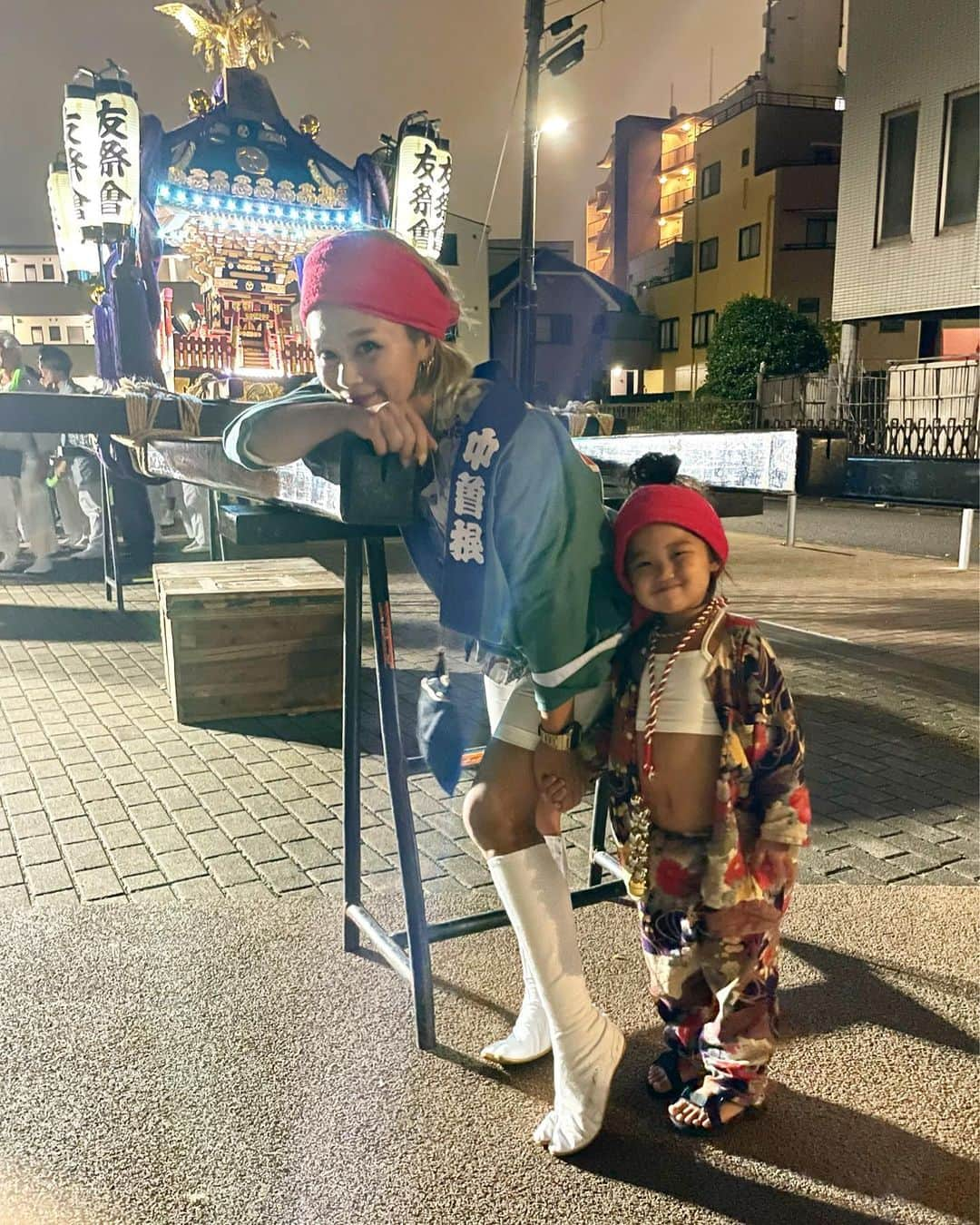 宮下美恵さんのインスタグラム写真 - (宮下美恵Instagram)「役員の方々と、応援としていつも行かせて頂いている町会さんの神輿の日♡  コロナも落ち着き4年振りに会えた大好きな先輩達にも楽しませて貰い沢山お世話になったり、 相変わらず役員の方々とも楽しく過ごせたり、 この2週間はとても感無量な時間でした☺️  以前までは9月の連休と言えば、 毎年神輿とultra Japanを両立させて、移動も大変、服も髪型も正反対過ぎて準備も大変😅 足も身体もバキバキで痛過ぎ、声出ない、二日酔いで😅  そろそろ倒れるのではってくらいのハードスケジュールだったけど😂  りったんを授かりもうそんな事もなくなり、 よりゆっくりと神輿に専念出来た事にも、 ultra行けないのが残念とも思わなくもなれ、来年も引き続き神輿だけに全力な気持ちで行きたいなと思います♡  神輿に乗せてみたら、りったんまさかの泣いちゃったけど😂これも良き思い出☺️ 来年、再来年は笑顔見れるかな❓😍  #神輿#下町#女神輿#神輿女子#アラフォーコーデ #アラフォーママ #アラフォー#アラフォー女子 #アラフォーライフ#金髪ショート #金髪#金髪女子 #低身長コーデ #三姉妹ママ」9月25日 20時35分 - miemiyashita