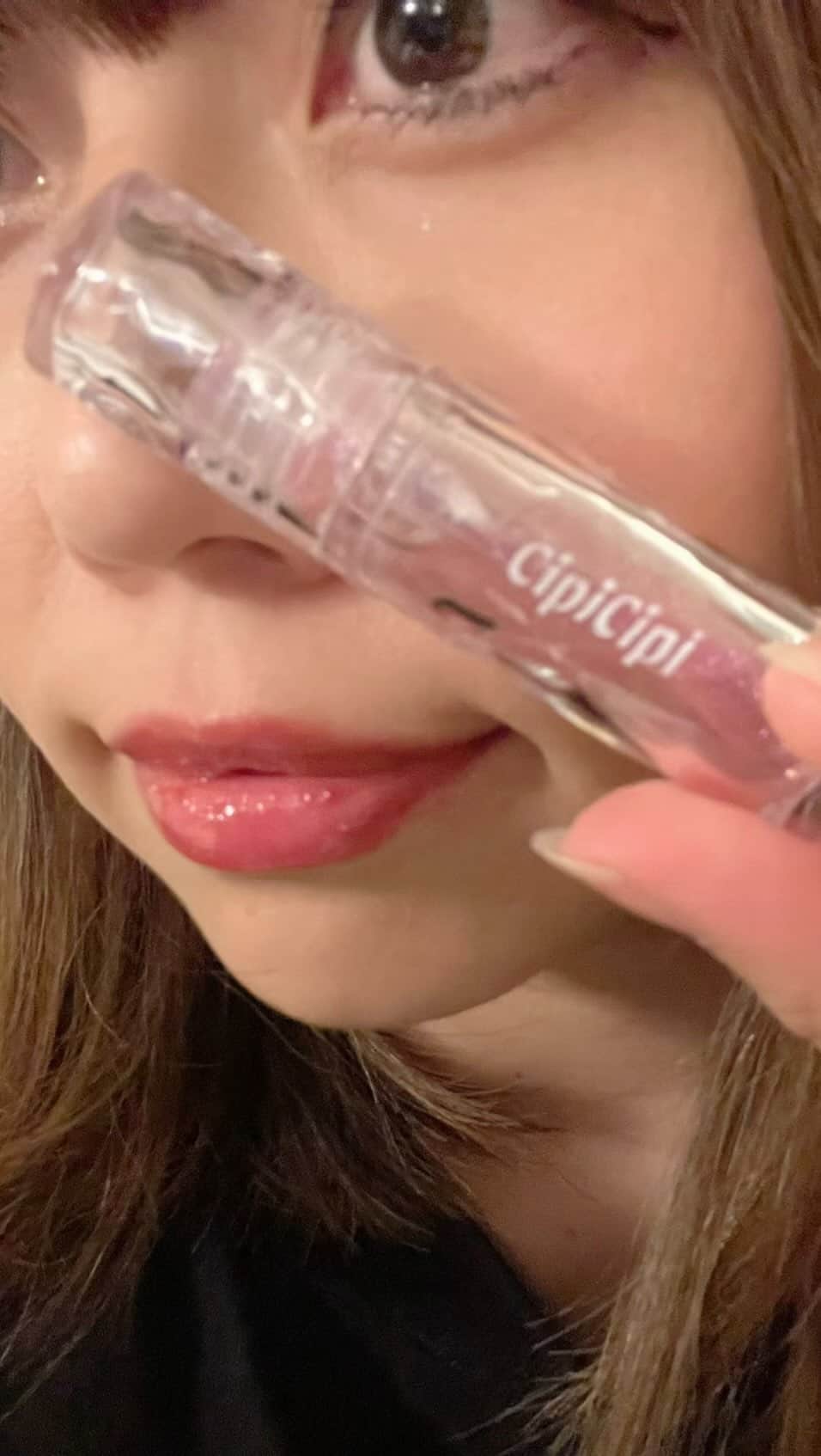 前田友理香のインスタグラム：「CipiCipiのガラスプランパーGET🤭  こちらの商品は💁‍♀️✨ リップセラムとしての機能とツヤ感を同時に楽しめるグロスプランパー。保湿膜が⽔分保持⼒を⾼め、唇をいきいきと魅せます。とのこと👏  プルプルツヤツヤキラキラきゅるるん💖  これで、合コン行くしかないっε(*╹◡╹*)з  #PR #シピシピ #osina #推品買い #osinaでコスメ無料 #ガラスプランパー #グロス #cipicipi」