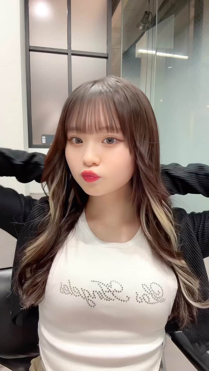 のインスタグラム：「可愛い！と思ったらコメントしてね🫶🏻 ⡱  ˗˗˗˗˗˗˗˗˗˗˗˗˗˗˗˗˗˗˗˗˗˗˗˗˗˗˗˗˗˗˗˗˗˗˗˗˗˗ ⁡ ⁡ ⁡ ⁡ 【桜ちゃん前髪セット✨. 】 ⁡ ⁡ ⁡ ◌ @ukita_bob  ⁡ ご質問はコメント欄にお願いします！ ⁡ ⁡ ⁡ ⁡ ˗˗˗˗˗˗˗˗˗˗˗˗˗˗˗˗˗˗˗˗˗˗˗˗˗˗˗˗˗˗˗˗˗˗˗˗˗˗ ⁡ ⁡ ◌ 料金 ◌ ・カット ¥8,800 ・カット 𓂃 トリートメント ¥12,000 ・カット 𓂃 カラー ¥16,000 ・カット 𓂃 カラー 𓂃 トリートメント ¥19,000 ⁡ ⁡ ⁡ 𓂃 よくあるご質問 𓂃 ⁡ ⁡ Q . 予約はどうしたらいいですか？ ⁡ ✎ プロフィールのURLからお待ちしております。 ⁡ ⁡ Q . 場所はどちらですか？ ⁡ ✎  DX SHARE SALON 東京都渋谷区神宮前1-9-8 KI-438ビル 1F-A 【原宿駅、明治神宮前駅から徒歩4分】 ⁡ ⁡ Q . 投稿に若い子しか載っていないですが、 私の年齢でも大丈夫ですか？ ⁡ ✎ もちろん大丈夫です。 僕のお客様は現在【7歳(小学2年生)〜61歳】の方が ご来店してくださっております。 女性は全員可愛くします。 ⁡ ⁡ Q . どんな美容師？ ⁡ ✎ 施術中は喋りすぎず喋らなすぎず 絶妙なリラックスラインを狙います。 ⁡ カットは【ボブ】【ショートボブ】が好きですが、 ミディアム、ロングも好きです。 ⁡ カラーはブリーチをしなくても 【透明感】【くすみ感】が出るところを こだわっています。 ⁡ ⁡ ⁡ 𓂃」