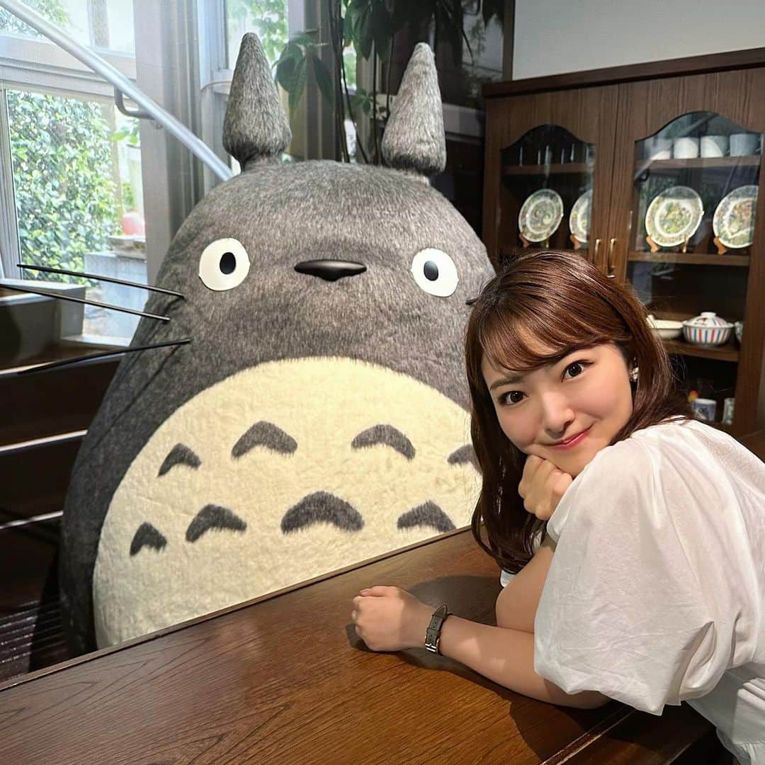 遠野愛のインスタグラム：「正解はジブリパークでした♡ 圧倒的トトロ好き！ ネコバスのるの夢だったんです🐈 混んでたけどふわふわしてて可愛かった🥹  #愛知 #愛知観光 #ジブリパーク #トトロ」