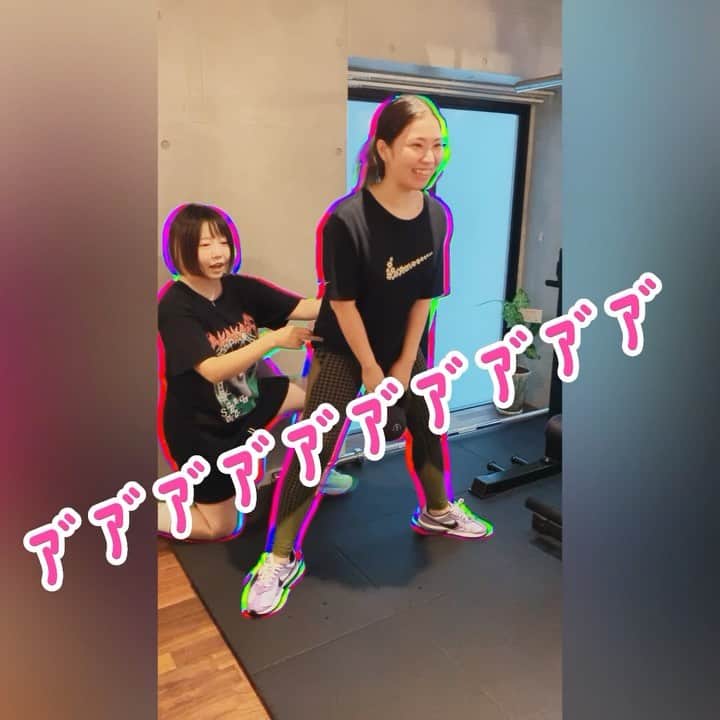 ZAQのインスタグラム：「今日も地獄の筋トレをしてきました！ 高音の耐性が無い方は音量にお気をつけください。  イケてるインフルエンサーのワークアウト動画じゃなくてすんません。  おしりプルンプルンなので、ワンマンライブまでには菜々緒さんぐらいになりたいとおもいます。嘘です。  厳しくも優しいあやうみ先生！ @ayaumi.co.jp  @kayg_personalgym   いつもありがとうございます🤗✨」