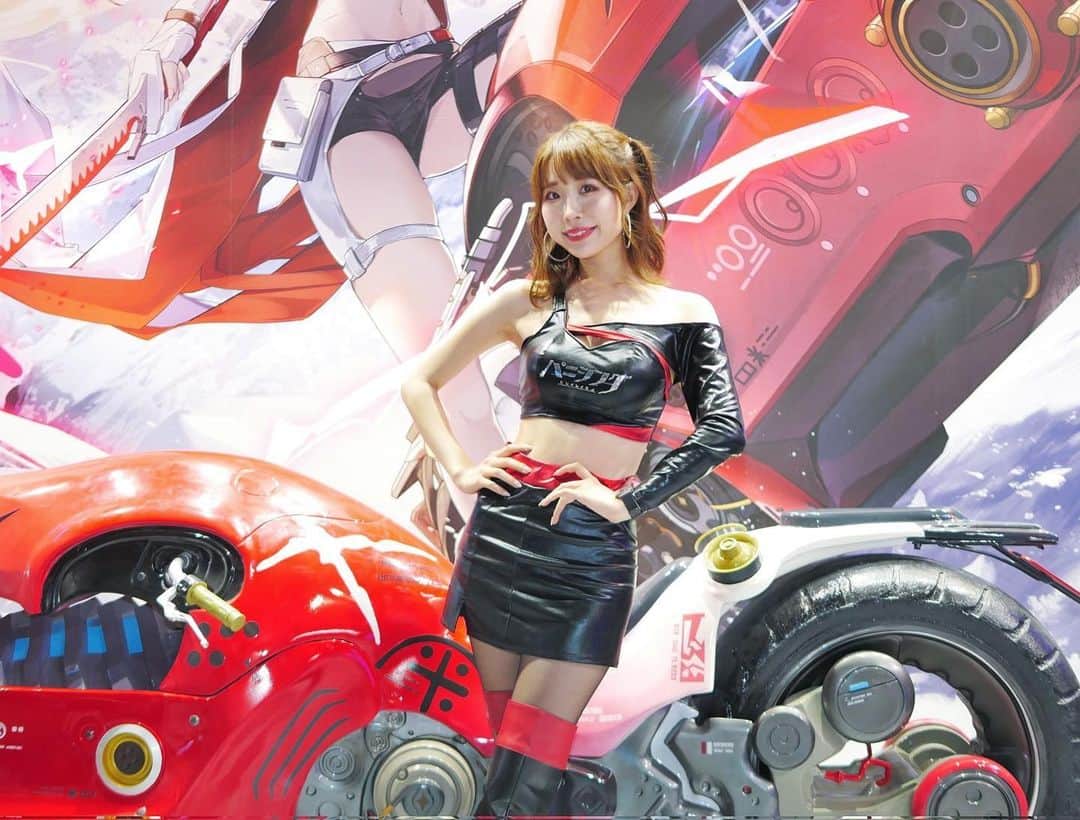 はにゅんのインスタグラム：「#東京ゲームショウ2023 🖤❤️ 4日間ありがとうございました！KURO GAMES パニシング：グレイレイヴンブースは沢山の方にお越しいただき、連日とても賑わっていました❣️  4日間ともわざわざブースまで会いに来てくれたり、 皆さんにお会いできて嬉しかったです！ TGSのためのピーキーも衣装もかっこよかった✨ ご来場ありがとうございました！  #TGS2023 #TGS #東京ゲームショウ #kurogames #パニグレ」