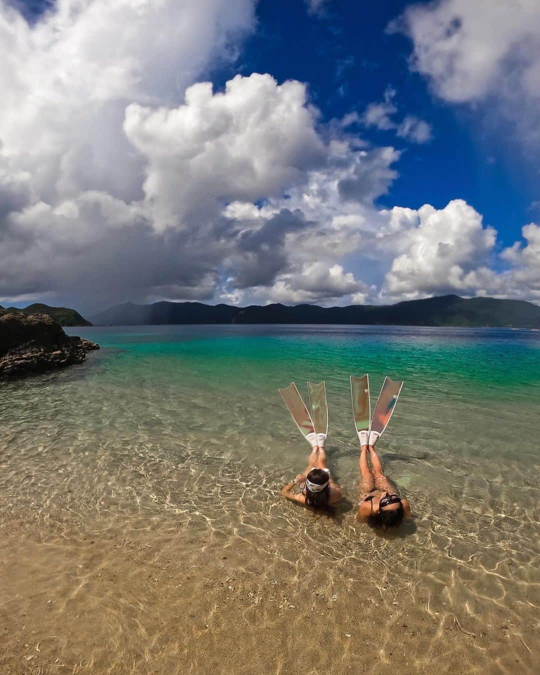 山崎みどりさんのインスタグラム写真 - (山崎みどりInstagram)「I enjoyed skin diving on a deserted island🏝️ with @insta_haam   Shop.. @gorimarine58165  📷Photo by @k.takumi_1011   I would be happy if you could share it🤍  ──────────────────────────  #ダイビング#diving#奄美大島#奄美大島ダイビング #奄美大島ダイビングショップ #珊瑚#🪸#divinglife #divingphoto #divingtrip#無人島#海遊び#加計呂麻#スキンダイビング#skindiving #longfin  #ビキニ #ブラジリアンビキニ #bikini #水着　#ビキニ女子 #sealovers #水着女子」9月25日 20時37分 - midori_yamasaki_