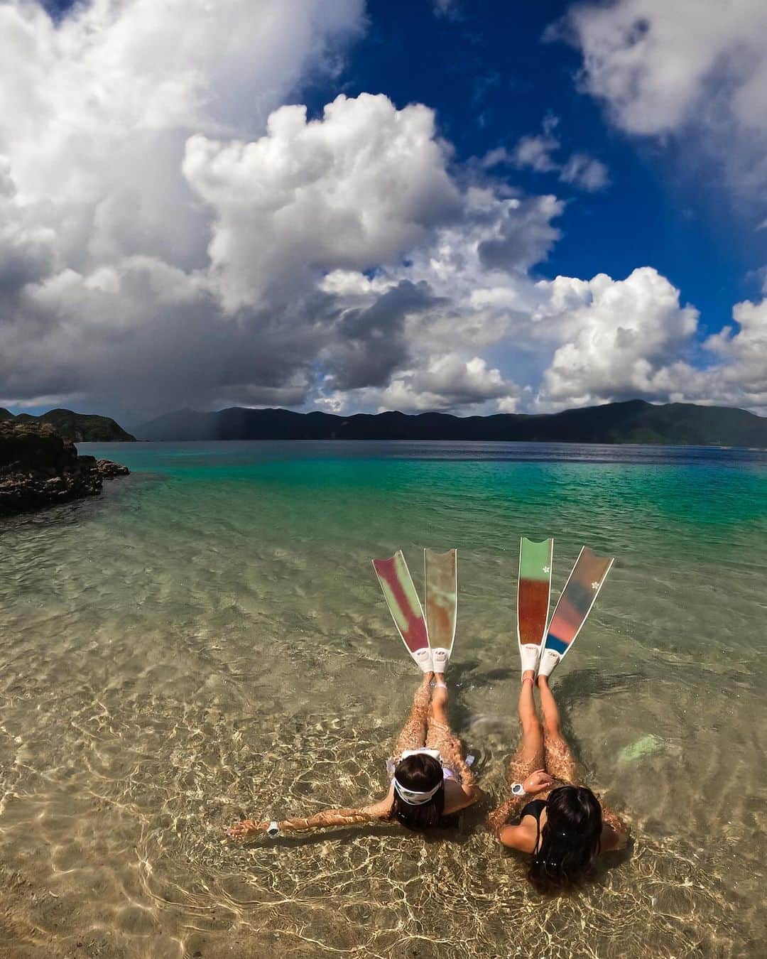 山崎みどりさんのインスタグラム写真 - (山崎みどりInstagram)「I enjoyed skin diving on a deserted island🏝️ with @insta_haam   Shop.. @gorimarine58165  📷Photo by @k.takumi_1011   I would be happy if you could share it🤍  ──────────────────────────  #ダイビング#diving#奄美大島#奄美大島ダイビング #奄美大島ダイビングショップ #珊瑚#🪸#divinglife #divingphoto #divingtrip#無人島#海遊び#加計呂麻#スキンダイビング#skindiving #longfin  #ビキニ #ブラジリアンビキニ #bikini #水着　#ビキニ女子 #sealovers #水着女子」9月25日 20時37分 - midori_yamasaki_