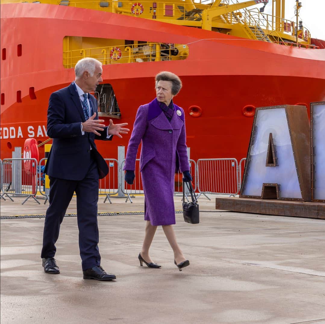 ロイヤル・ファミリーさんのインスタグラム写真 - (ロイヤル・ファミリーInstagram)「The Princess Royal officially opened the Port of Aberdeen’s new Aberdeen South Harbour over the weekend.  The Port of Aberdeen is now Scotland's largest berthage port. This new hub will boost vessels, projects, trade, and tourism in the area.  Her Royal Highness is involved with several maritime organisations including the @marine_soc and @seacadetsuk , @maritimeuk_ , @nationalcoastwatchinstitution, @scotfishmuseum Reaper Appeal and @missiontoseafarers」9月25日 20時39分 - theroyalfamily