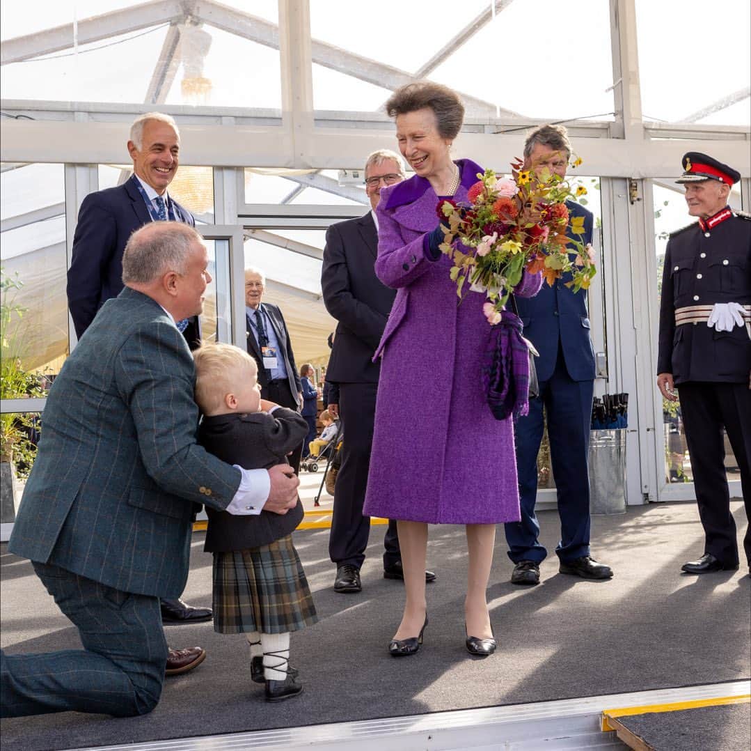 ロイヤル・ファミリーのインスタグラム：「The Princess Royal officially opened the Port of Aberdeen’s new Aberdeen South Harbour over the weekend.  The Port of Aberdeen is now Scotland's largest berthage port. This new hub will boost vessels, projects, trade, and tourism in the area.  Her Royal Highness is involved with several maritime organisations including the @marine_soc and @seacadetsuk , @maritimeuk_ , @nationalcoastwatchinstitution, @scotfishmuseum Reaper Appeal and @missiontoseafarers」
